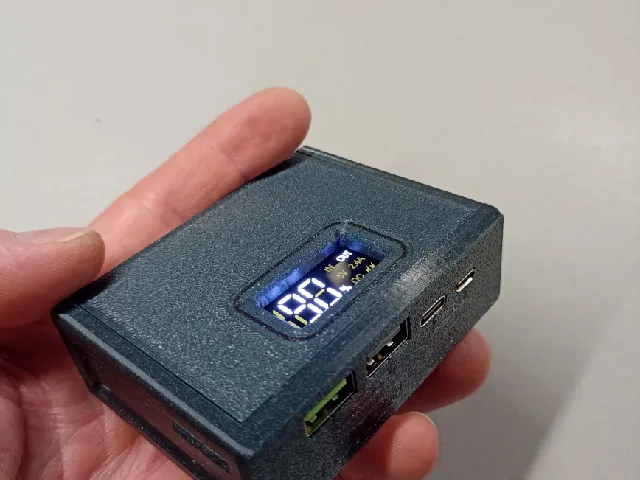 Powerbanka, bez podpěr a šroubků