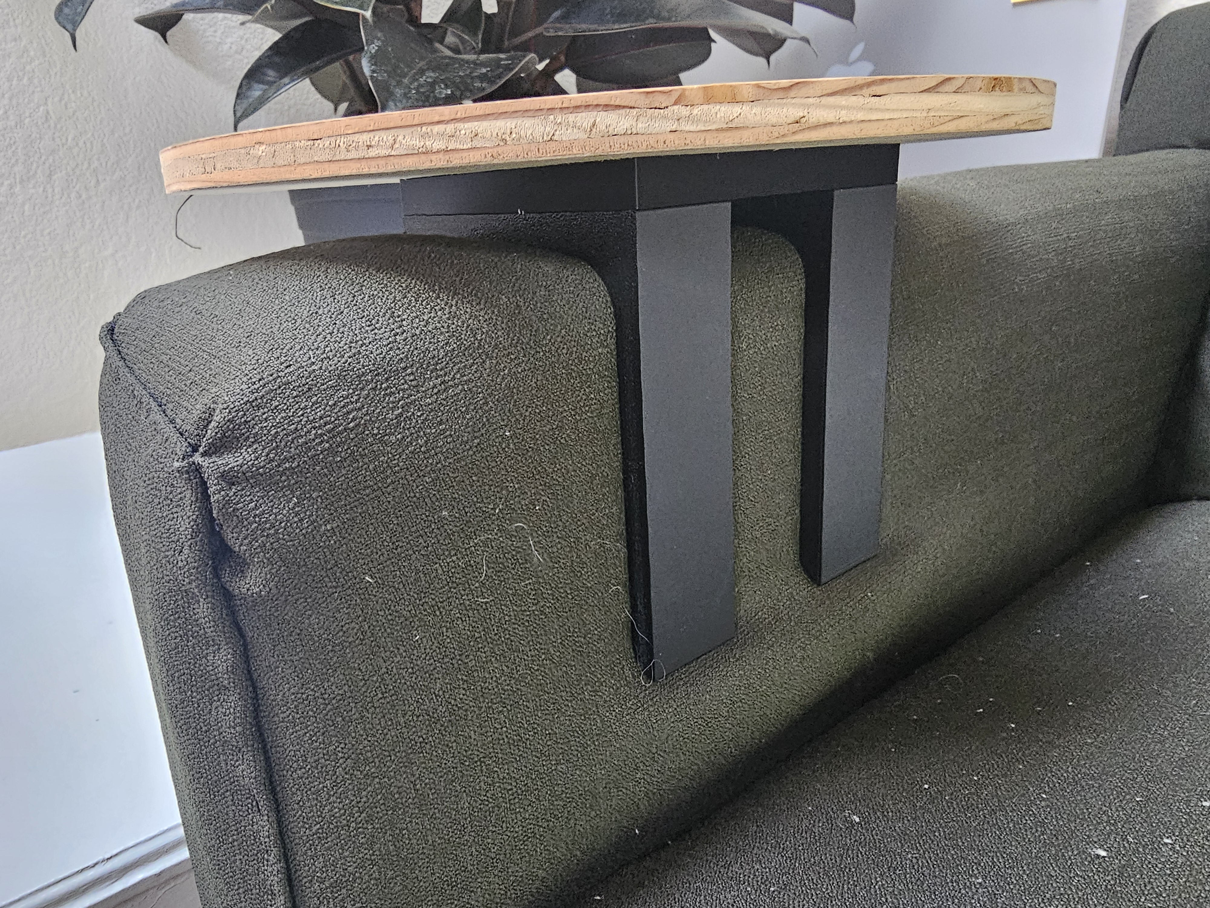 Miniatura 2 do modelo 3D Slide-On Sofa Armrest Table