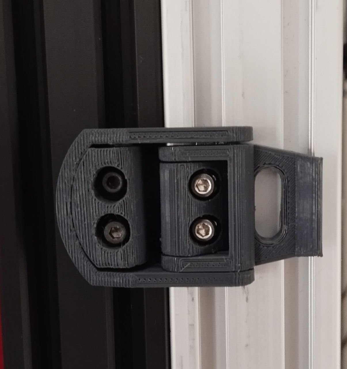 Sturdy print-in-place draw latch for 2020 profile