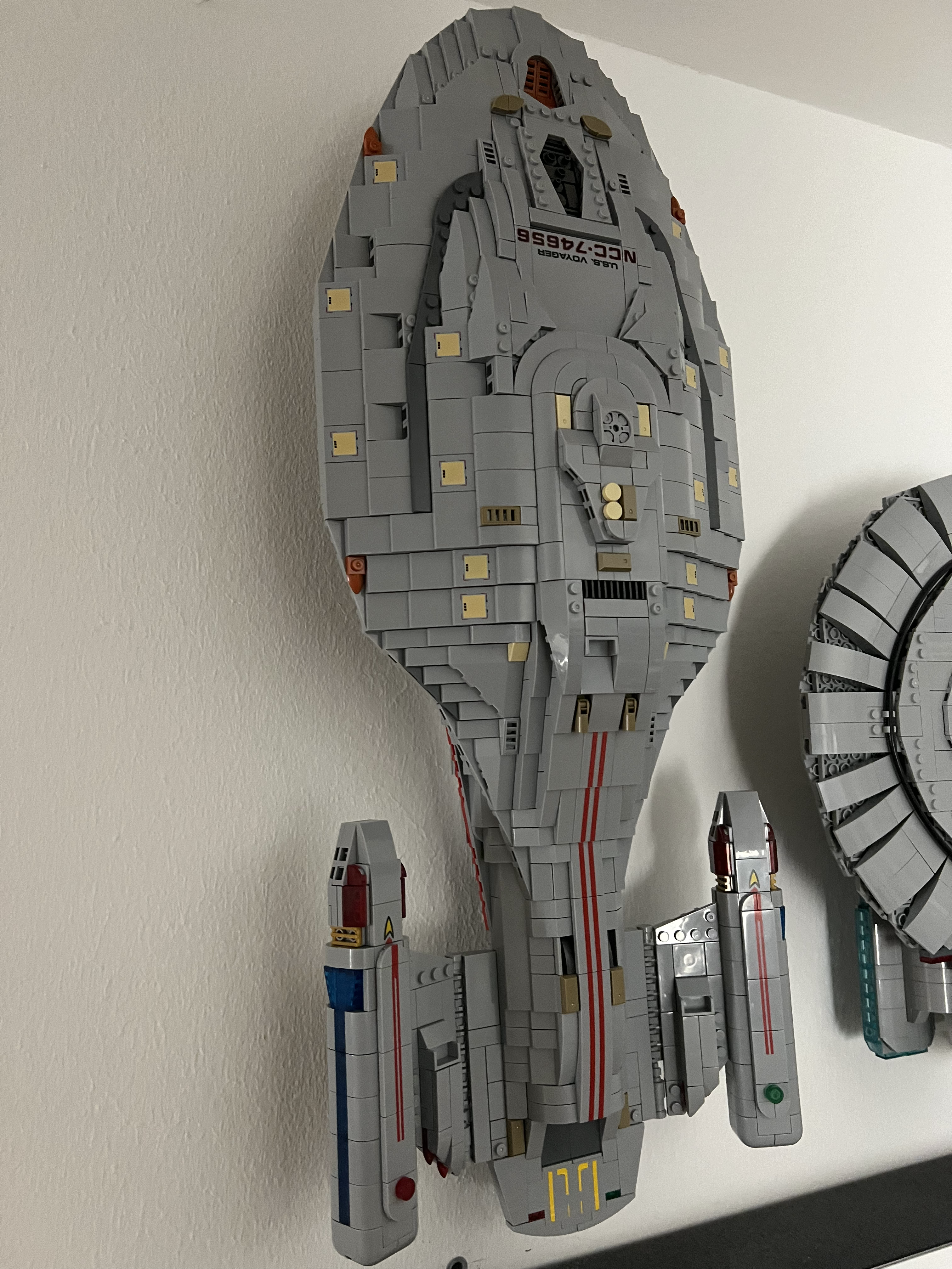 Wall mount adapter for the Bluebrixx Star Trek USS Voyager display set
