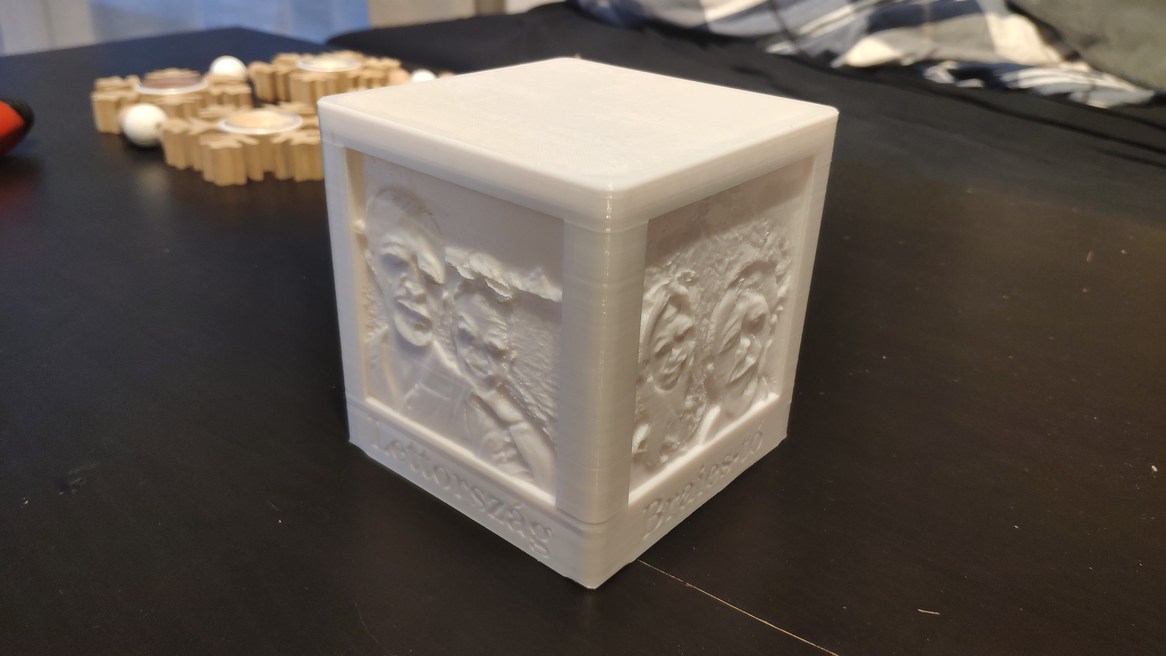 2xAA battery powered Lithophane box by bartosslajos Download free STL