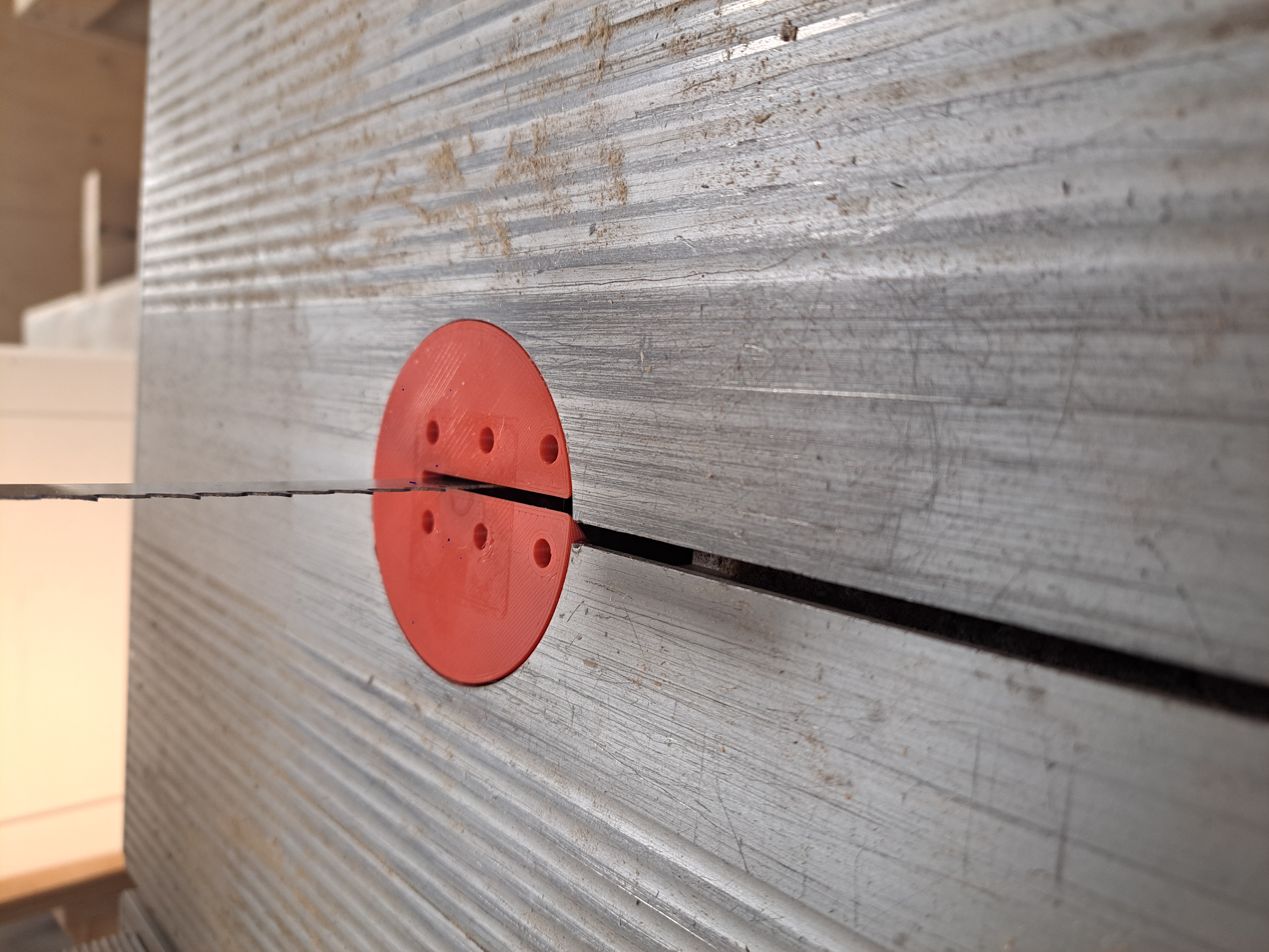 Parametric round insert plate for bandsaw