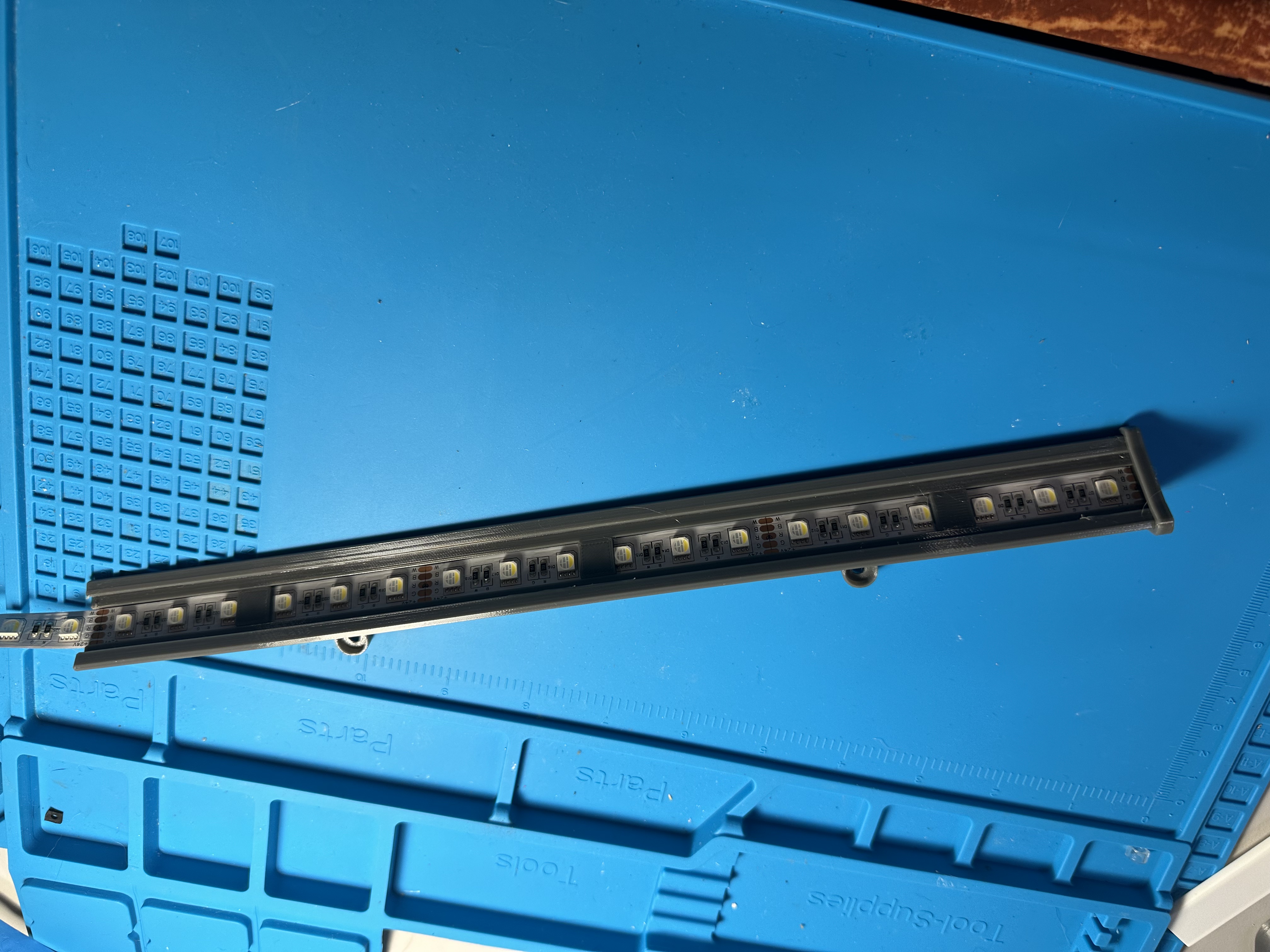 Miniatura 6 do modelo 3D LED Light Bar Diffuser & Holder