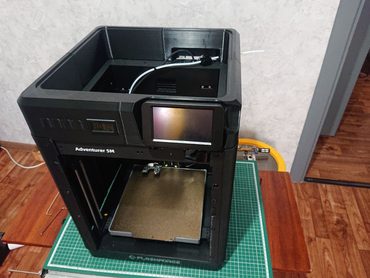 Зашивка для Flashforge Adventurer 5M с датчиком температуры/влажности и 4 сенсорные кнопки для управления. — thumbnail 2