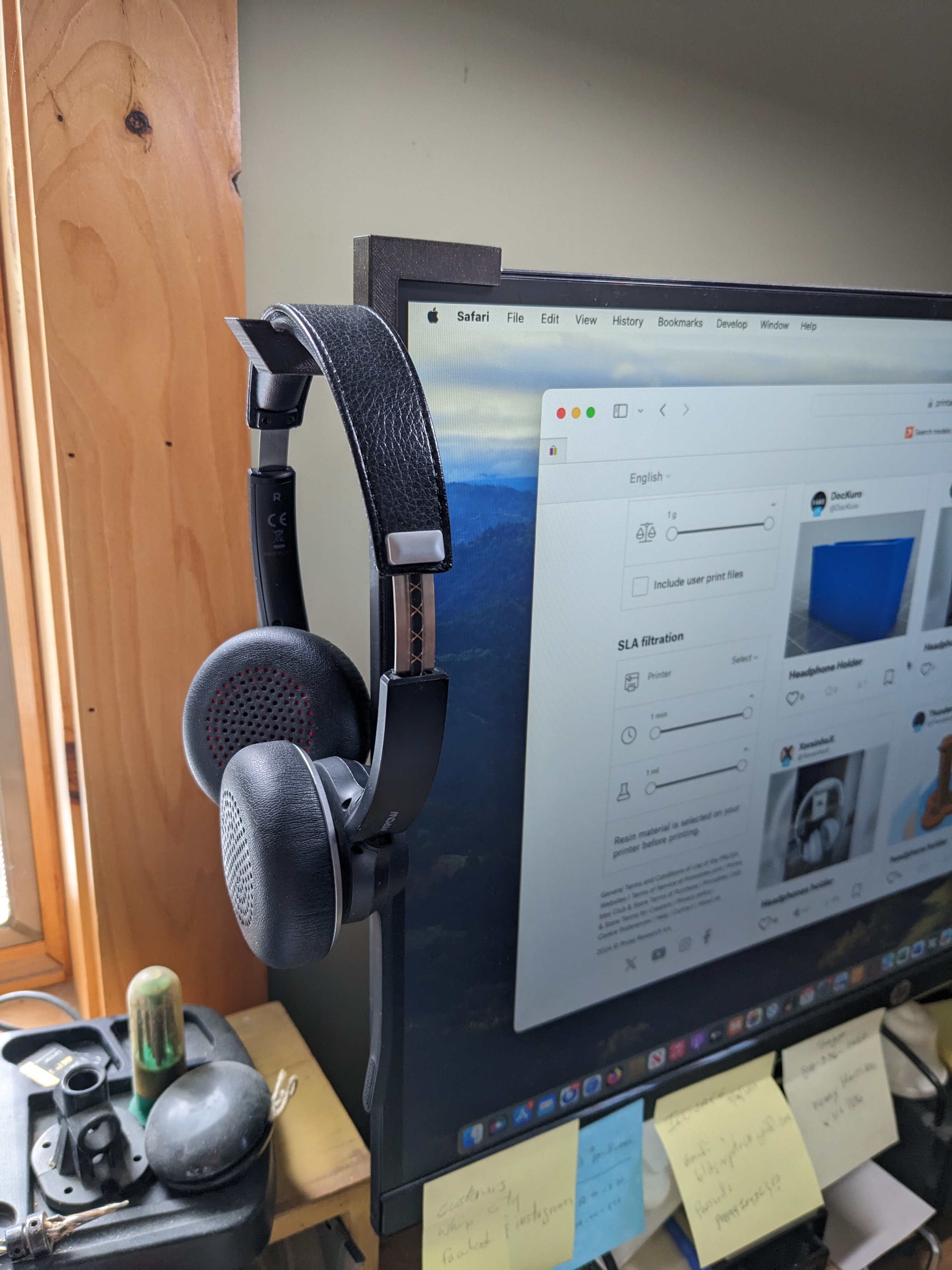 Headphone monitor hook
