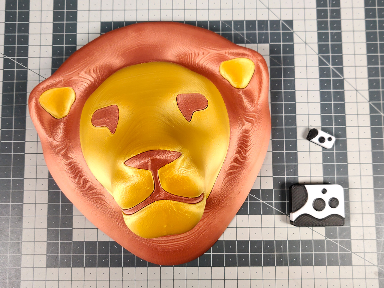 Lion Head 2 colors 1 extruder with wall mount + Test prints - No supports