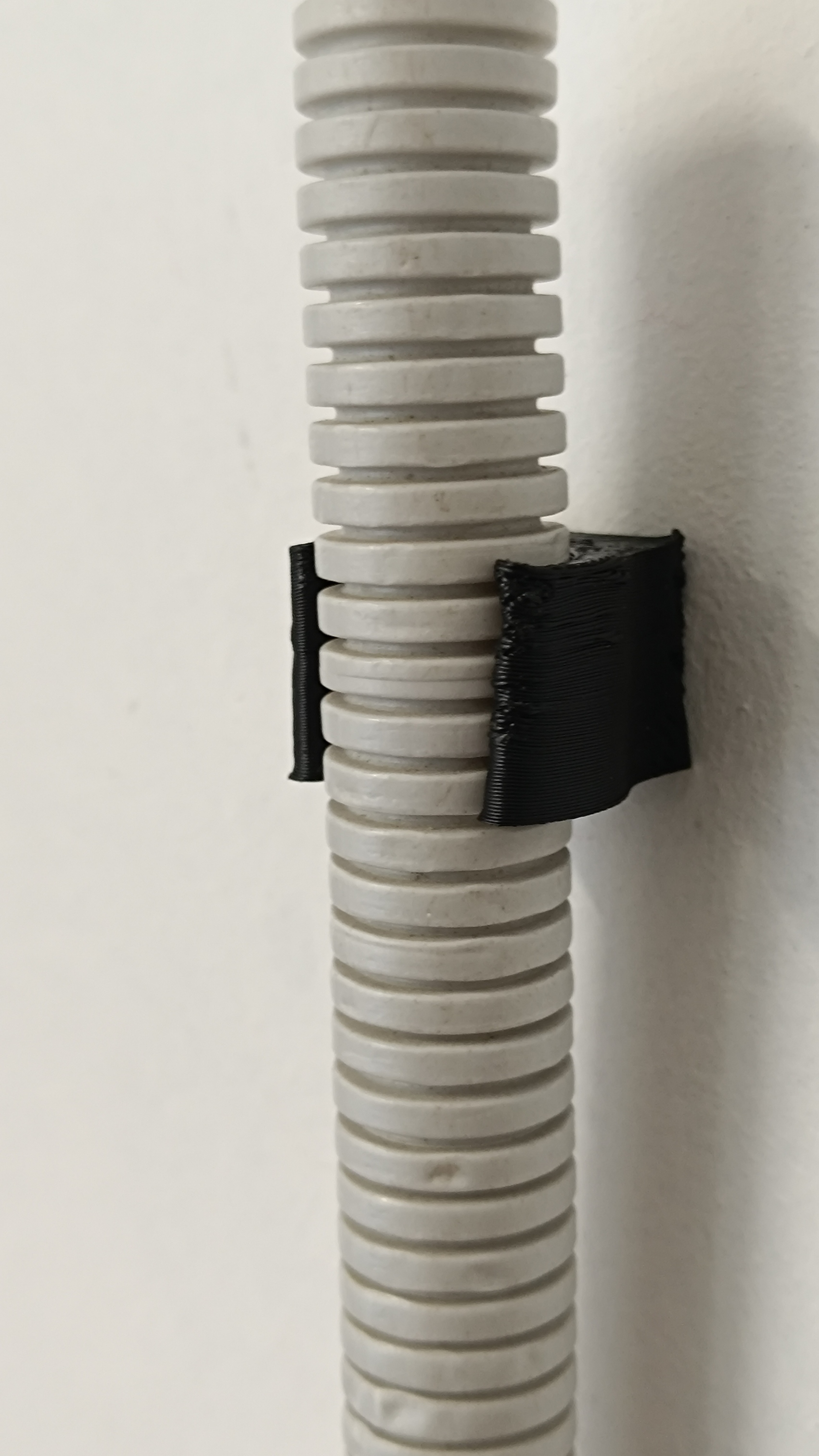Wall clip for 16mm flexible conduit
