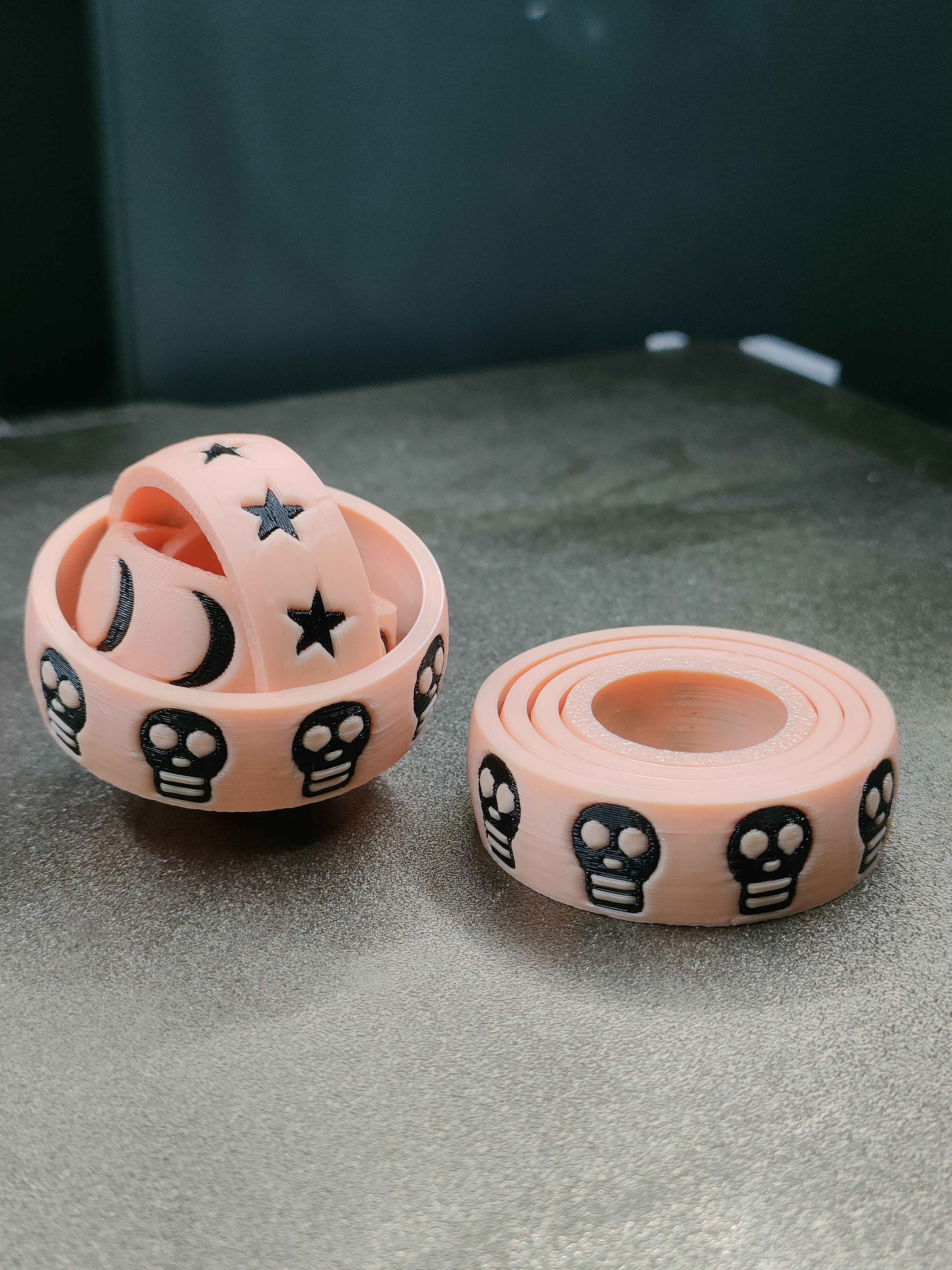 Halloween Skull Fidget! It's looking at YOU!!!