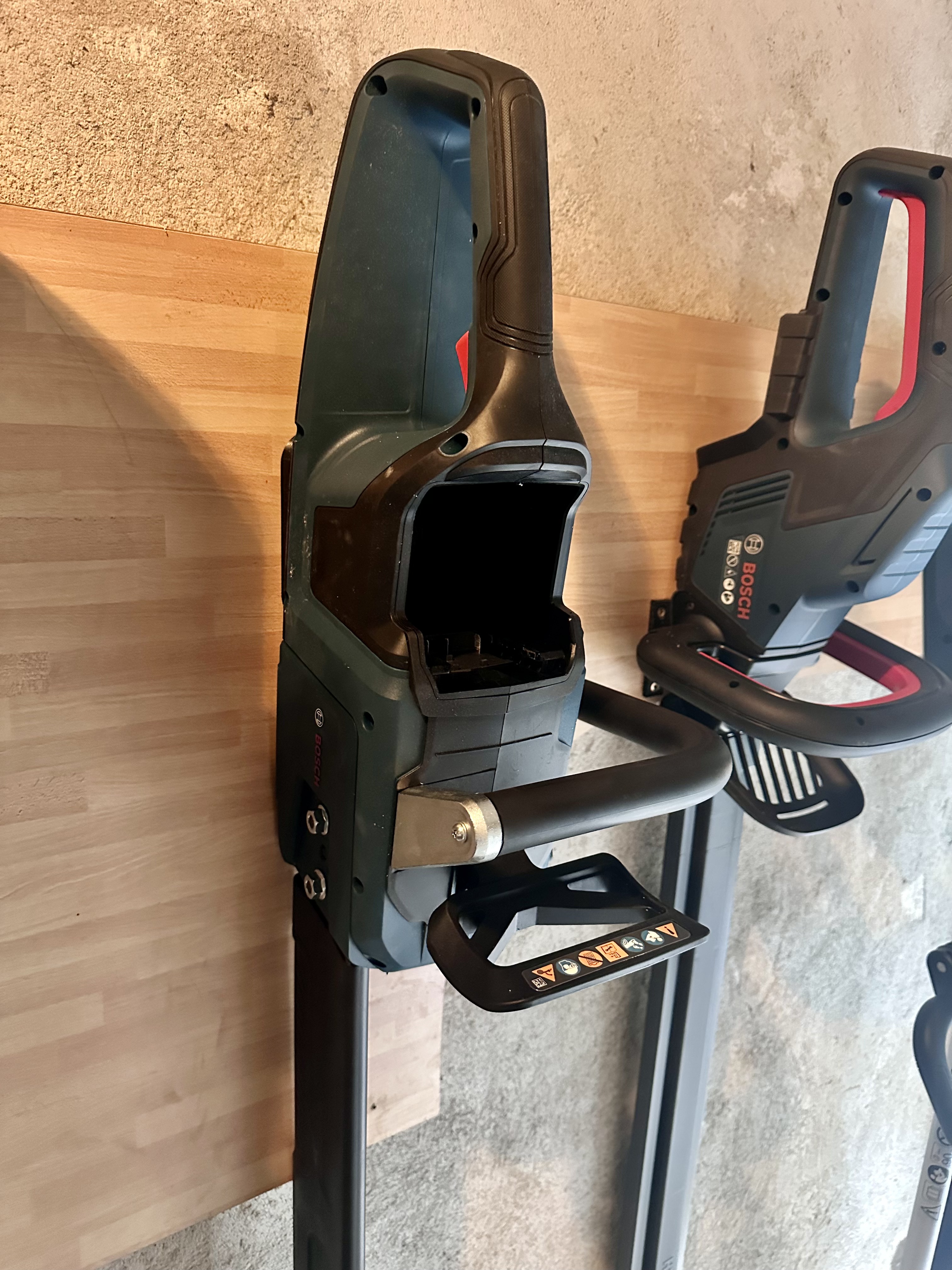 Wallmount for Bosch Professional GKE 18V-40 Chainsaw.