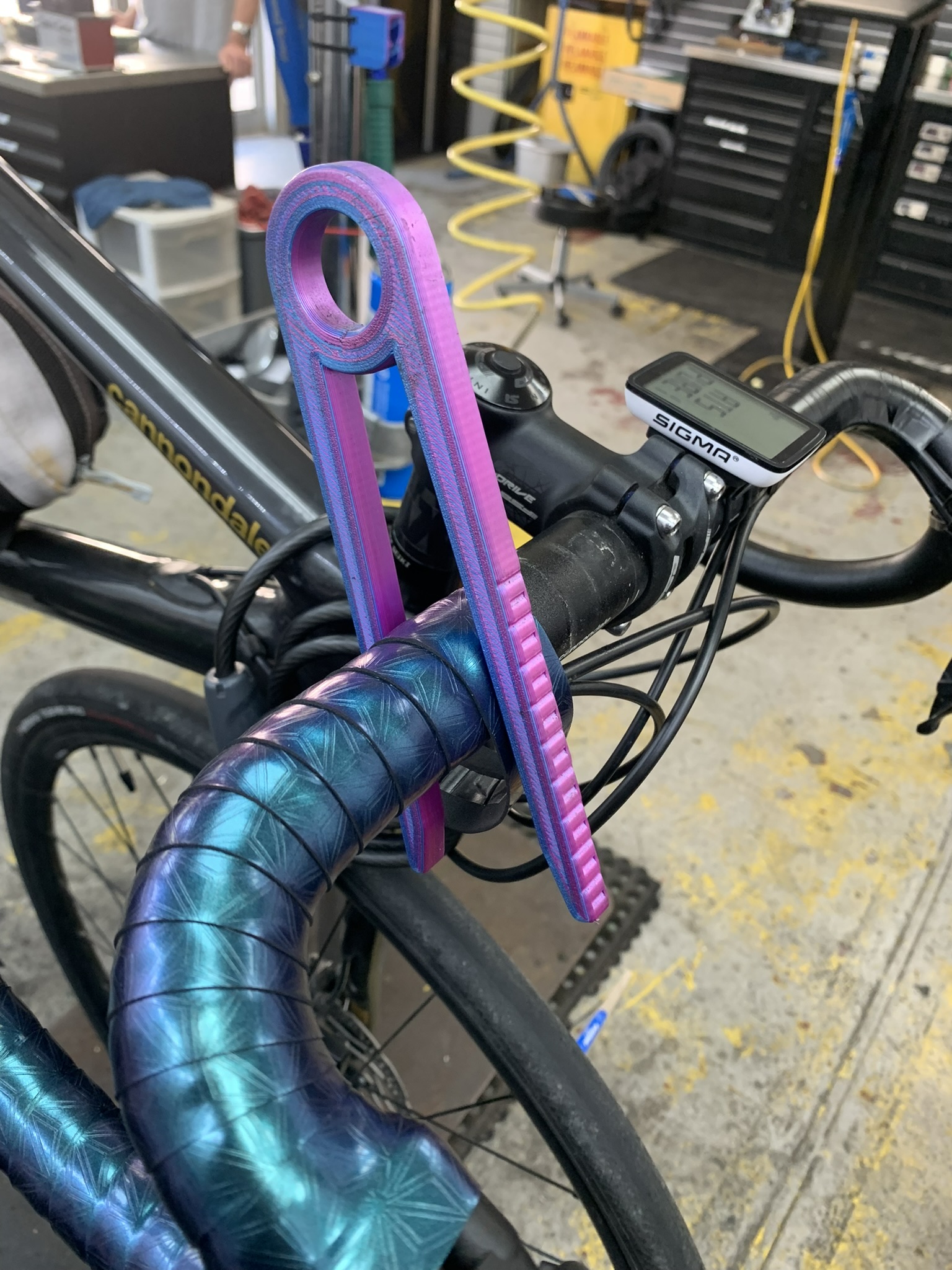 Bar-Pin: The bar tape 3rd hand