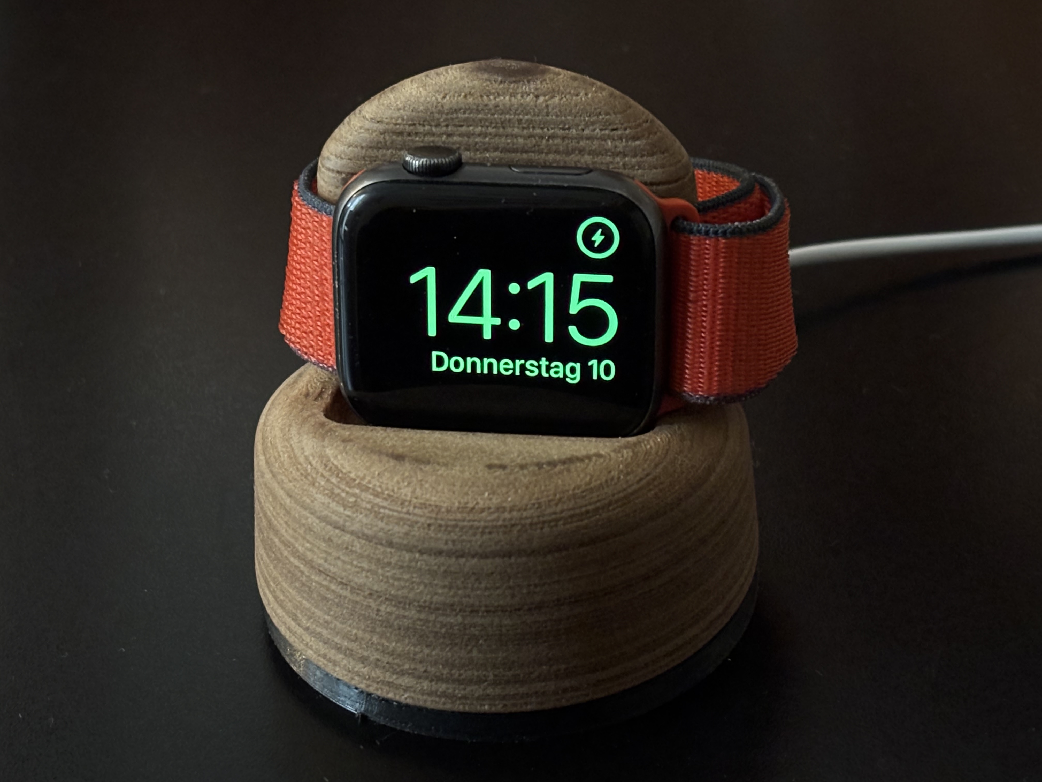 Very lame modification of Apple Watch Dock, suitable for clone charging cables