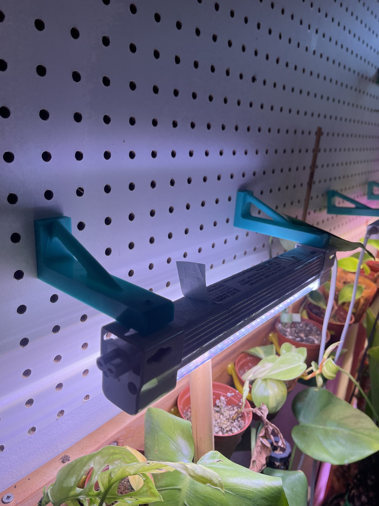 Sy's peglock - growlight/shop light mount