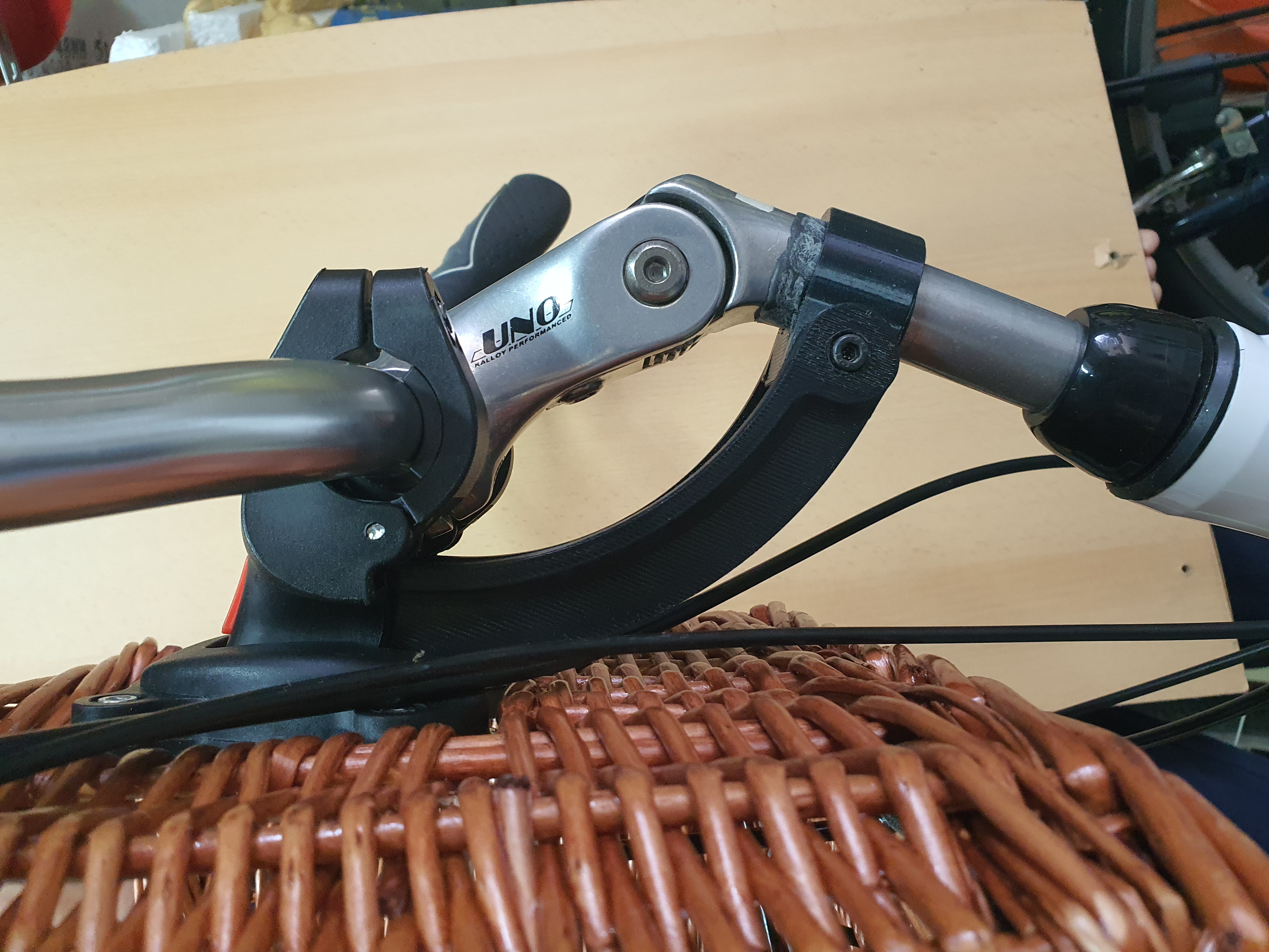Bike basket handle locking device