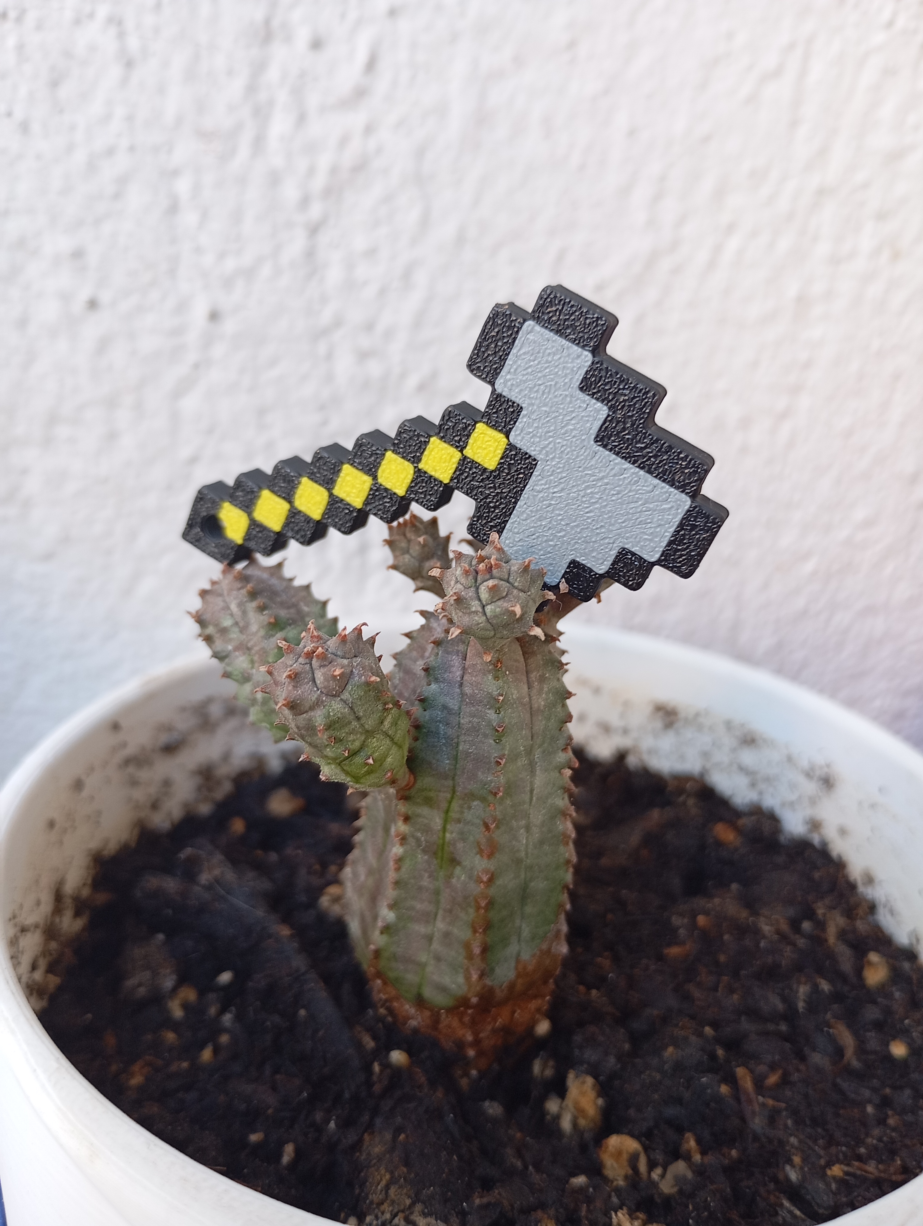 Miniatura 4 do modelo 3D minecraft diamond axe  keychain