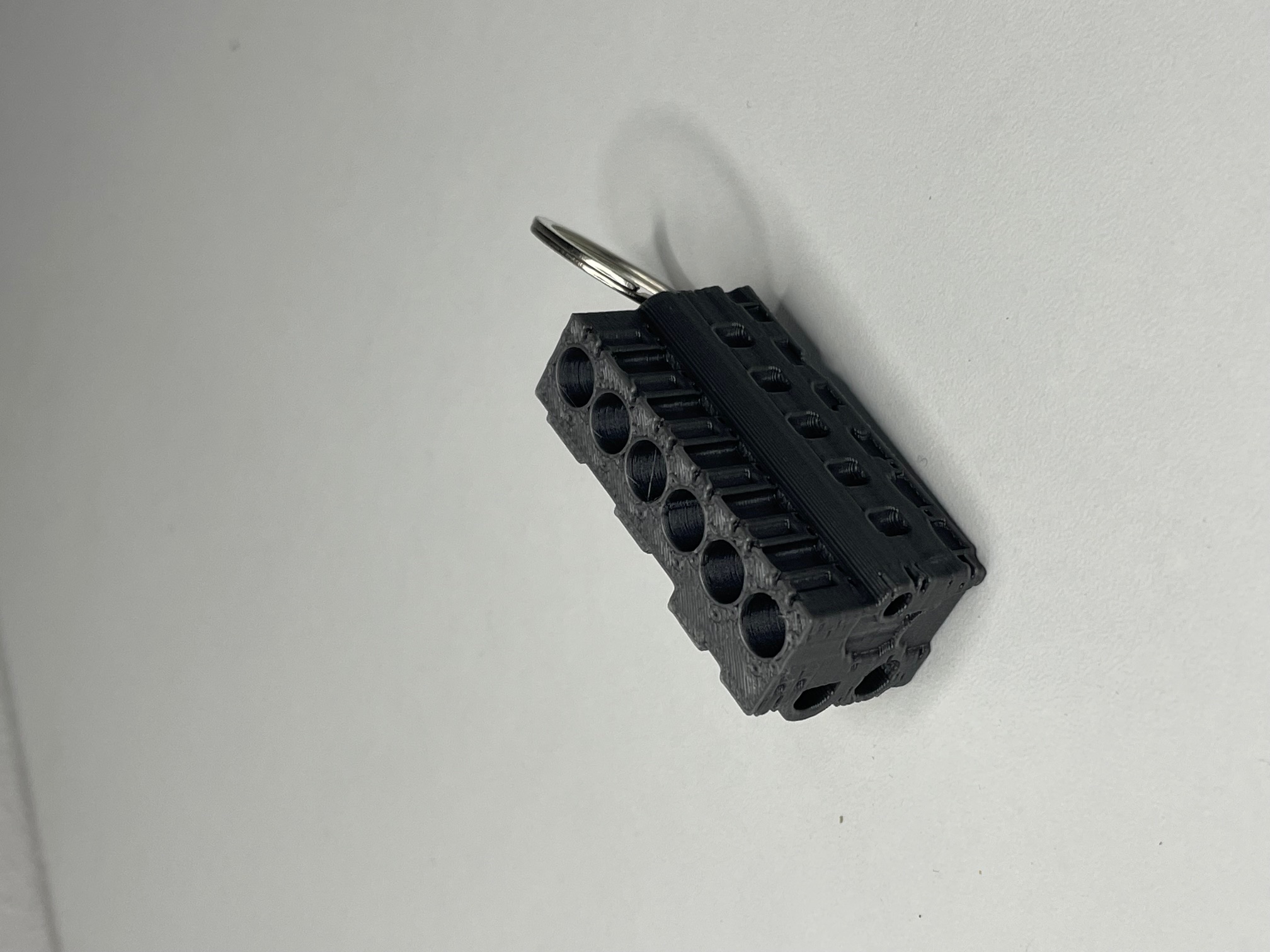 Miniatura 2 do modelo 3D Engine Block Keychain 6 cylinder