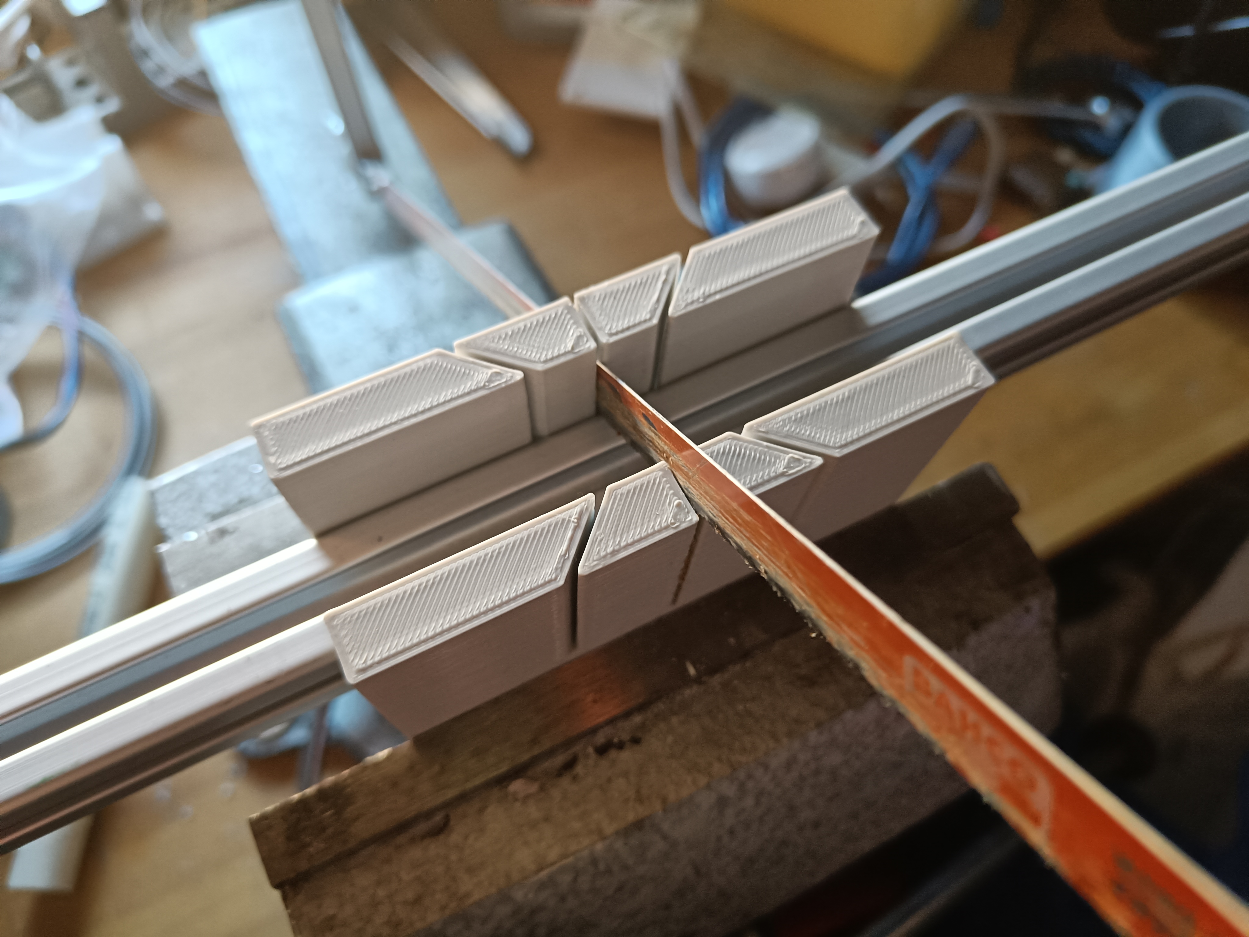 Hacksaw guide for 20mm alu profile/pipe