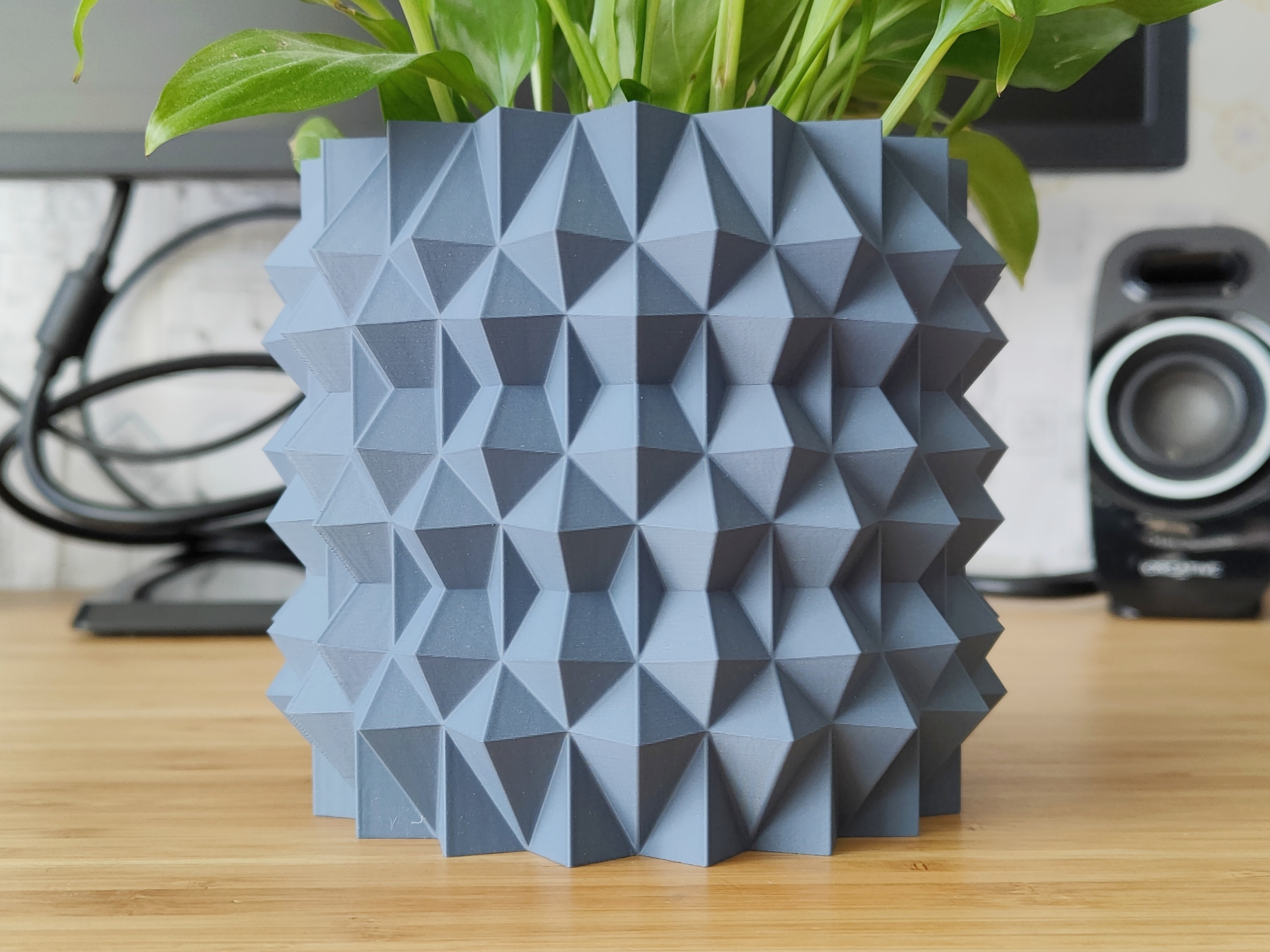 Mirror Dimension Plant pot and Planter - Vase mode design