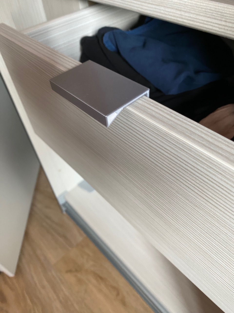 Small handle for drawer