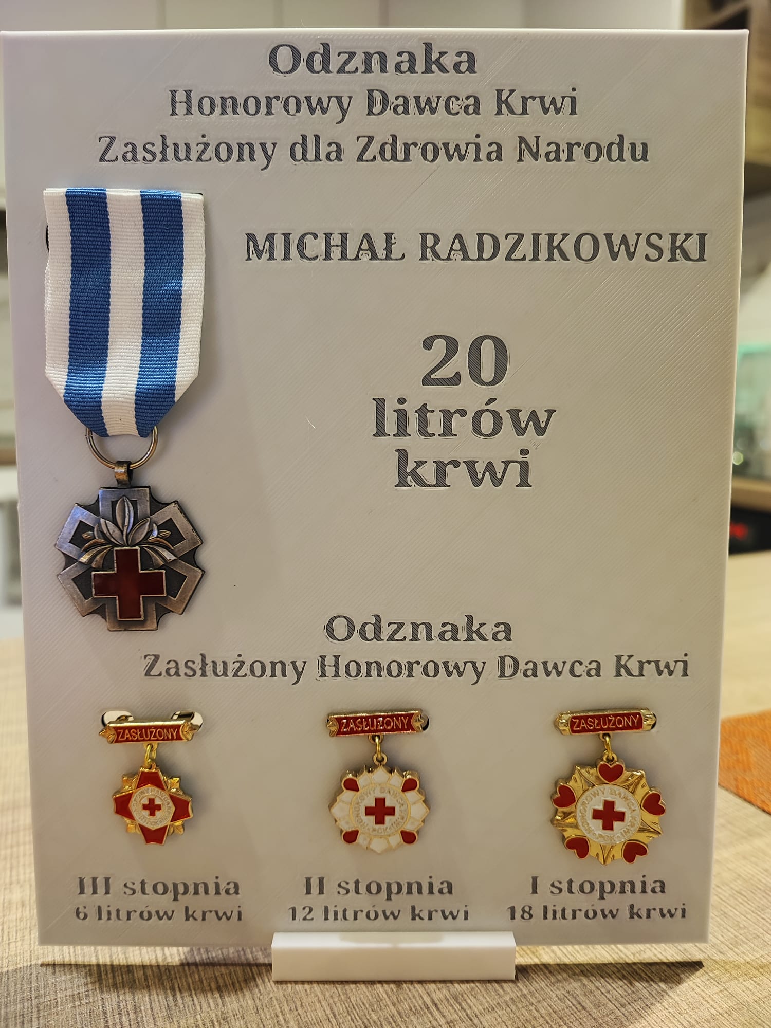 Ekspozytor dla odznaczeń ZHDK i ZDZN