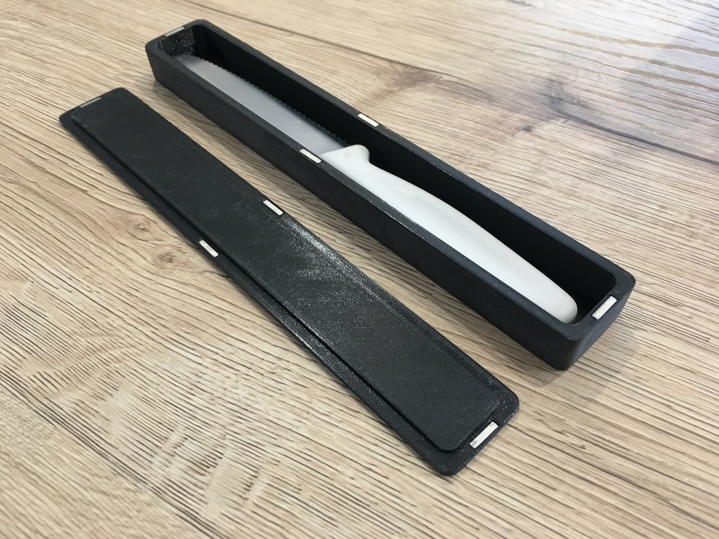 Customizable knife box with magnetic lid