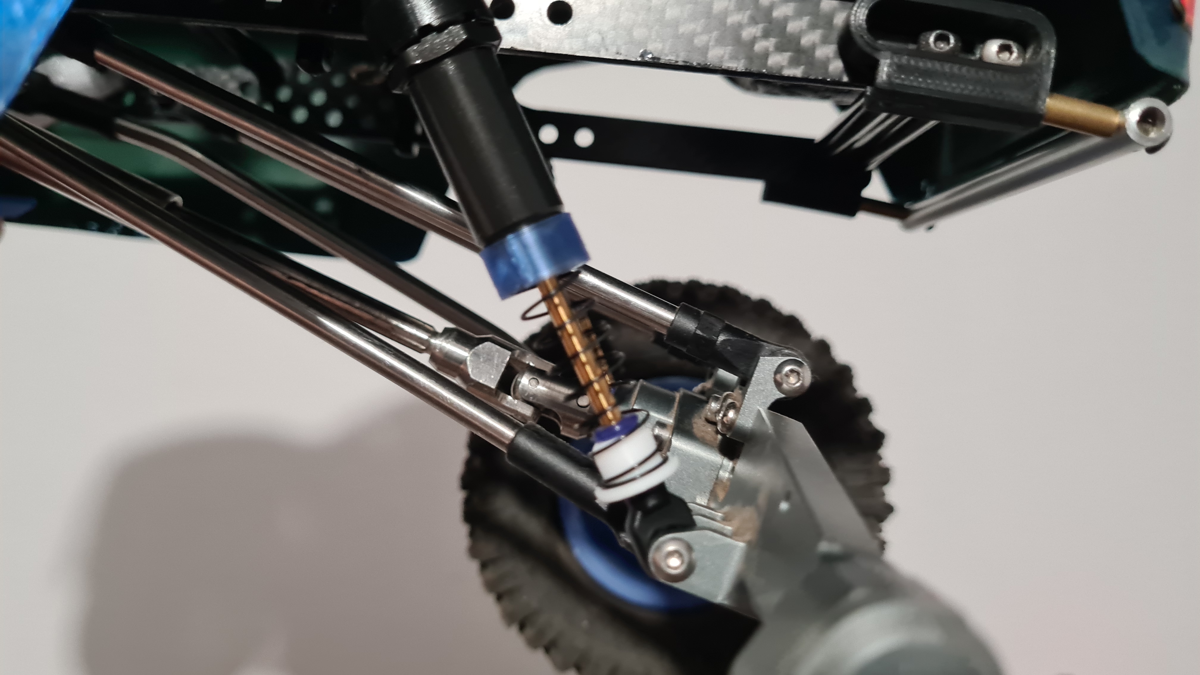 Adapter for Traxxas Big Bore shocks to Desert Lizard springs.