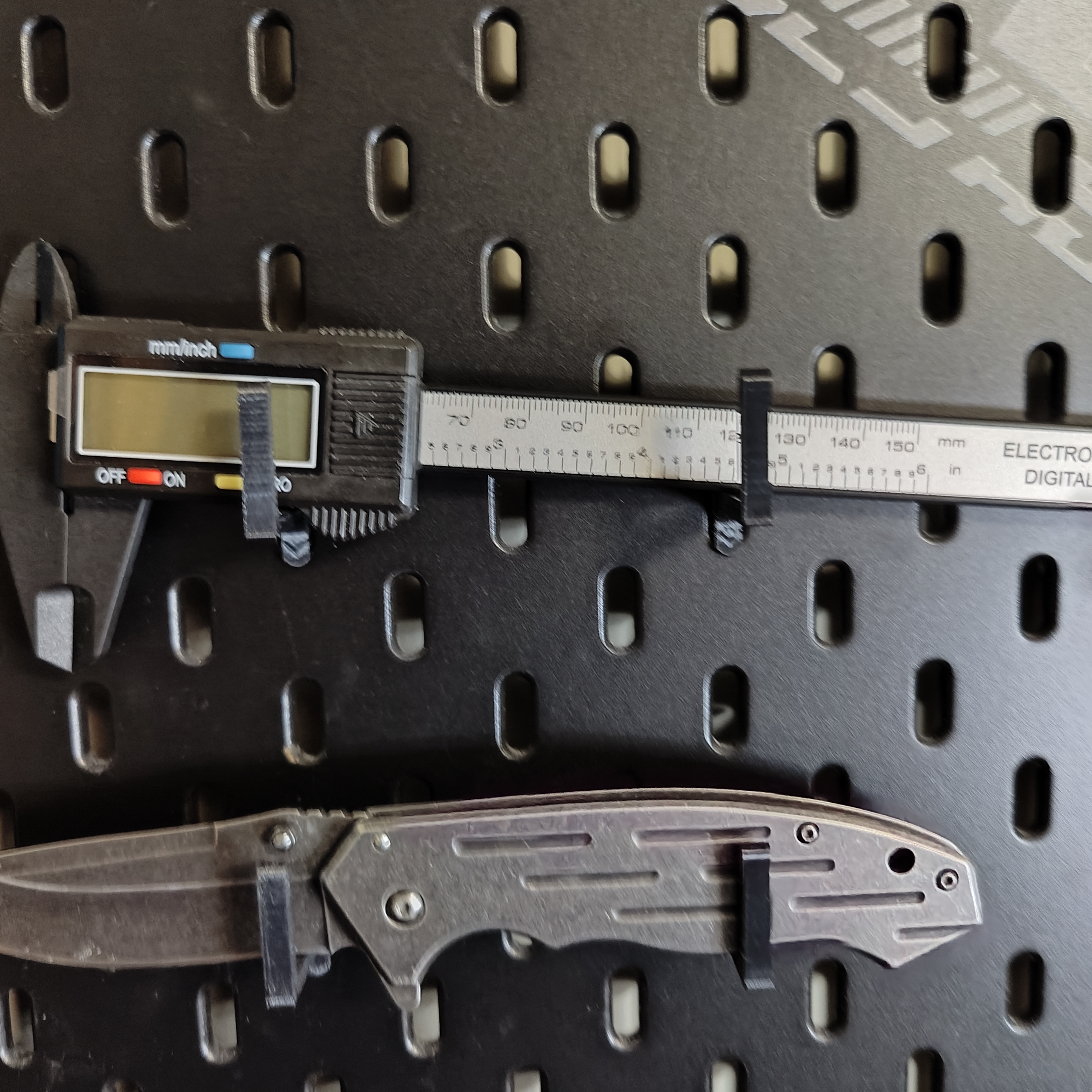 Single hole hook for Skadis