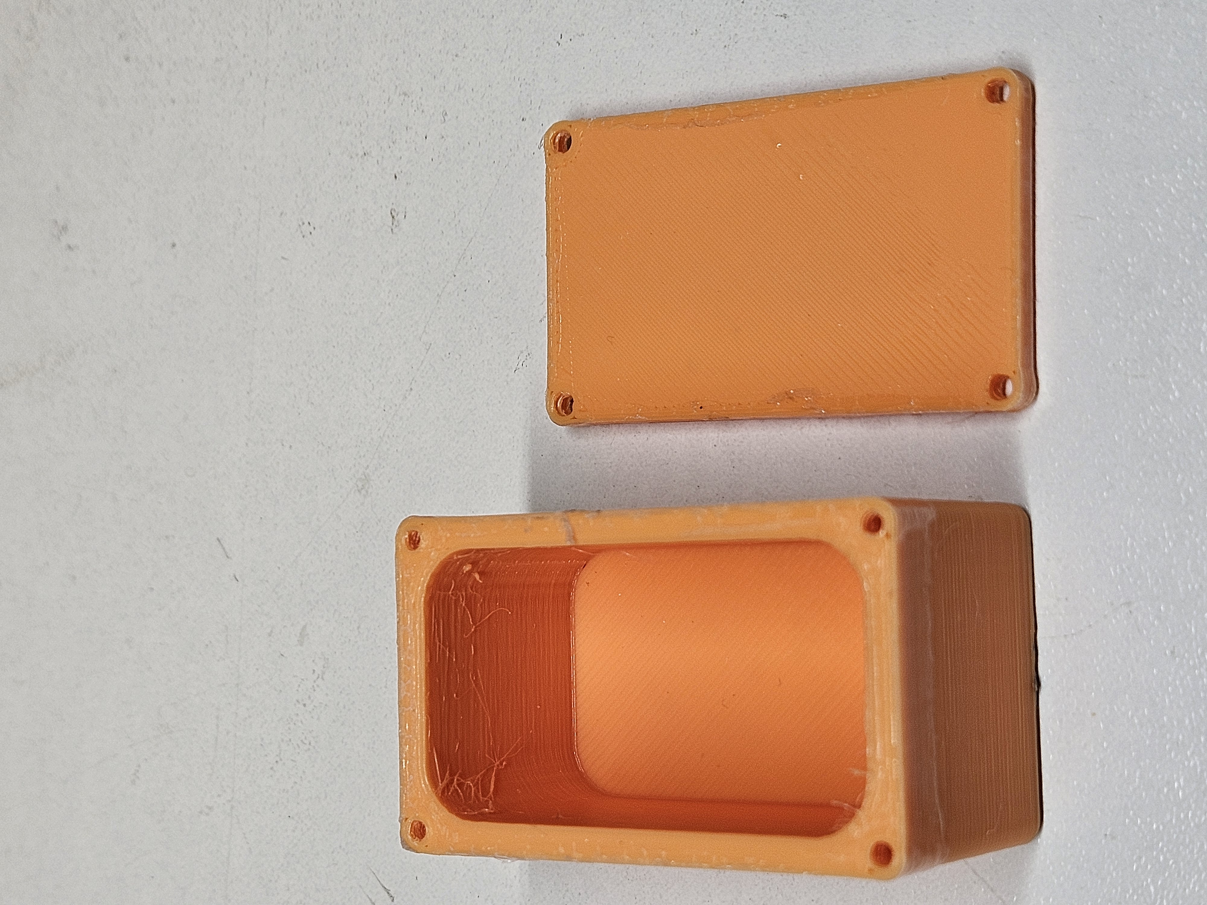 Scalable box with lid and 4 screws