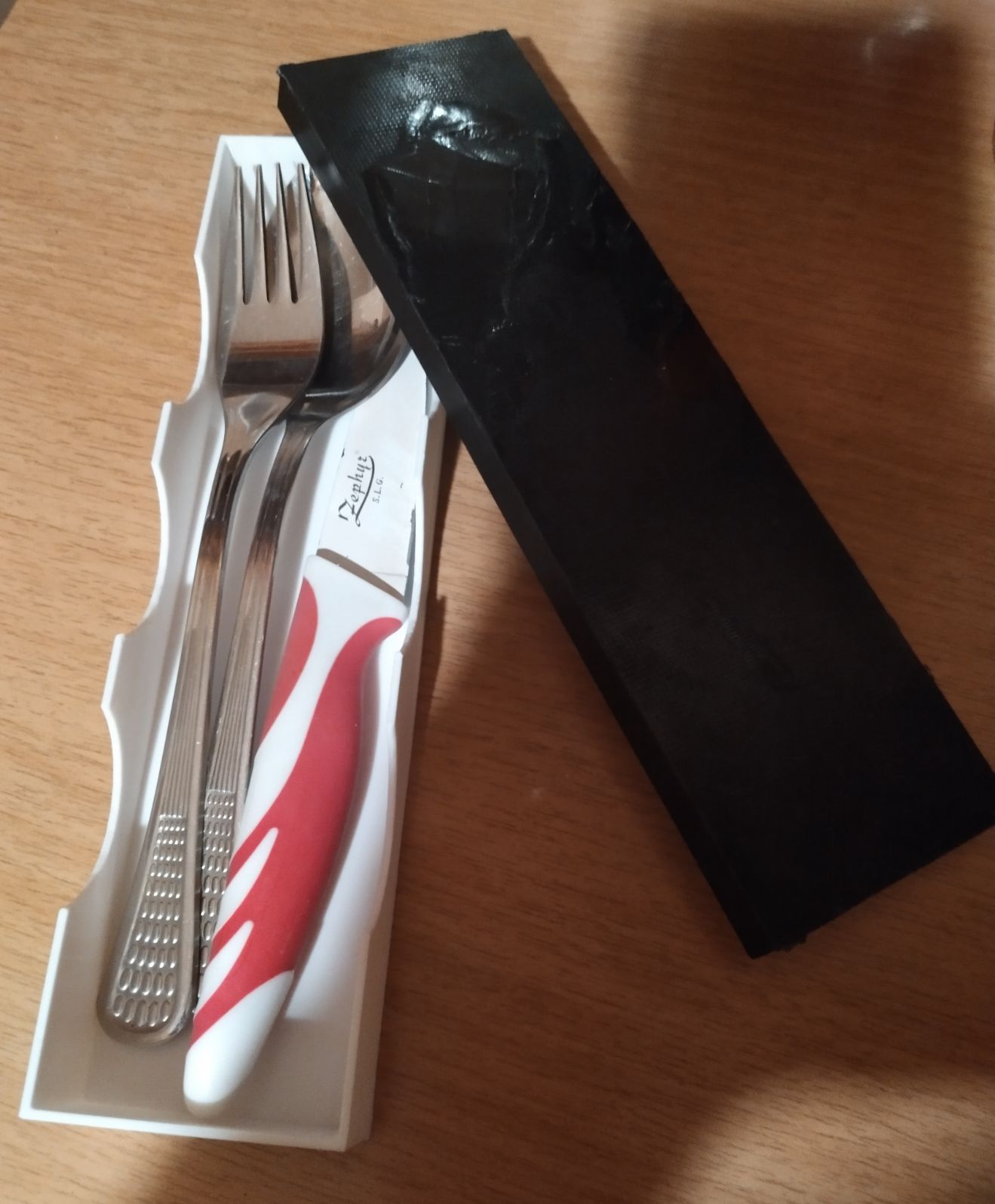 Cutlery box