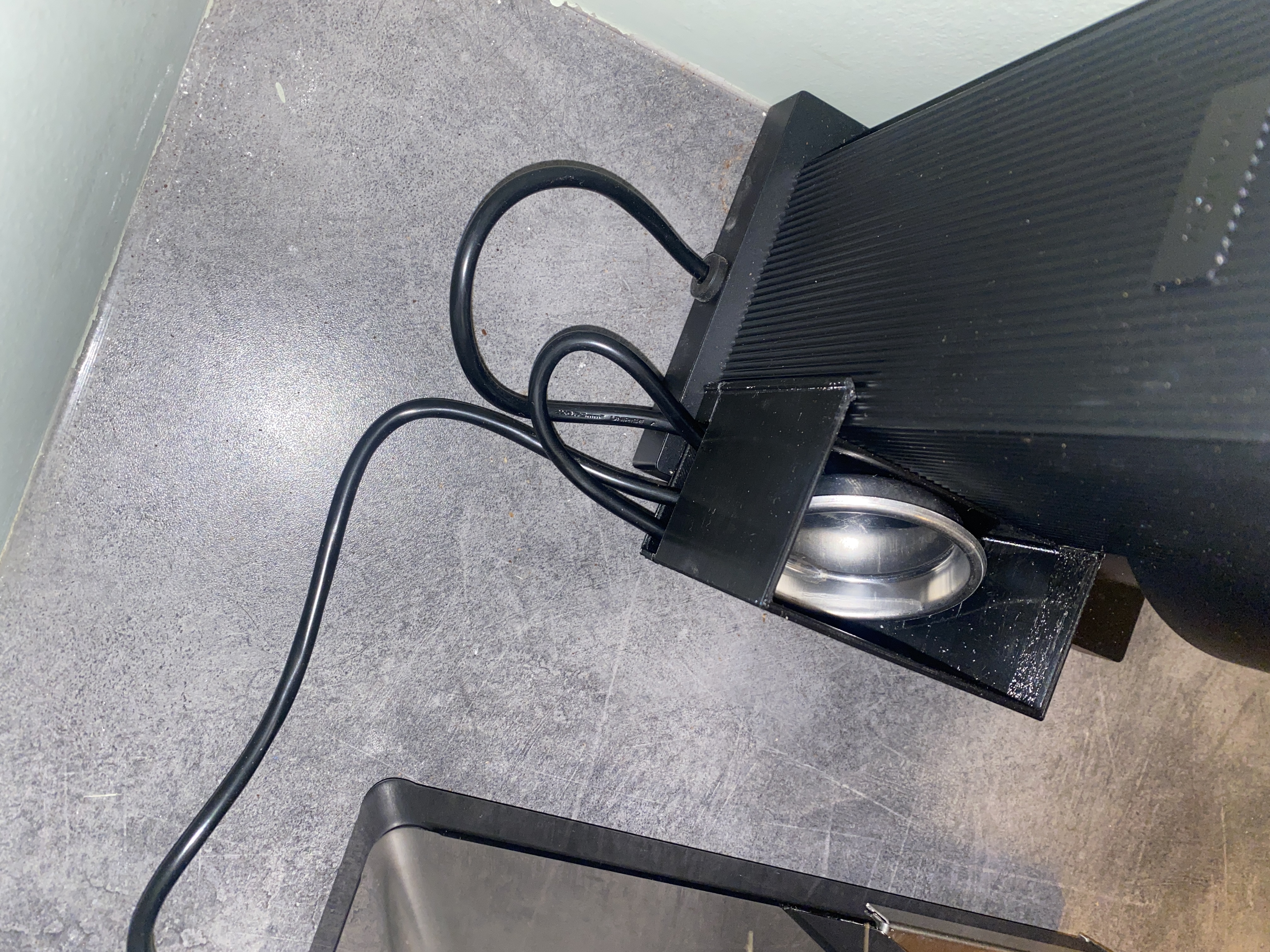 Opus sidetray with cable hider. — miniatura 2