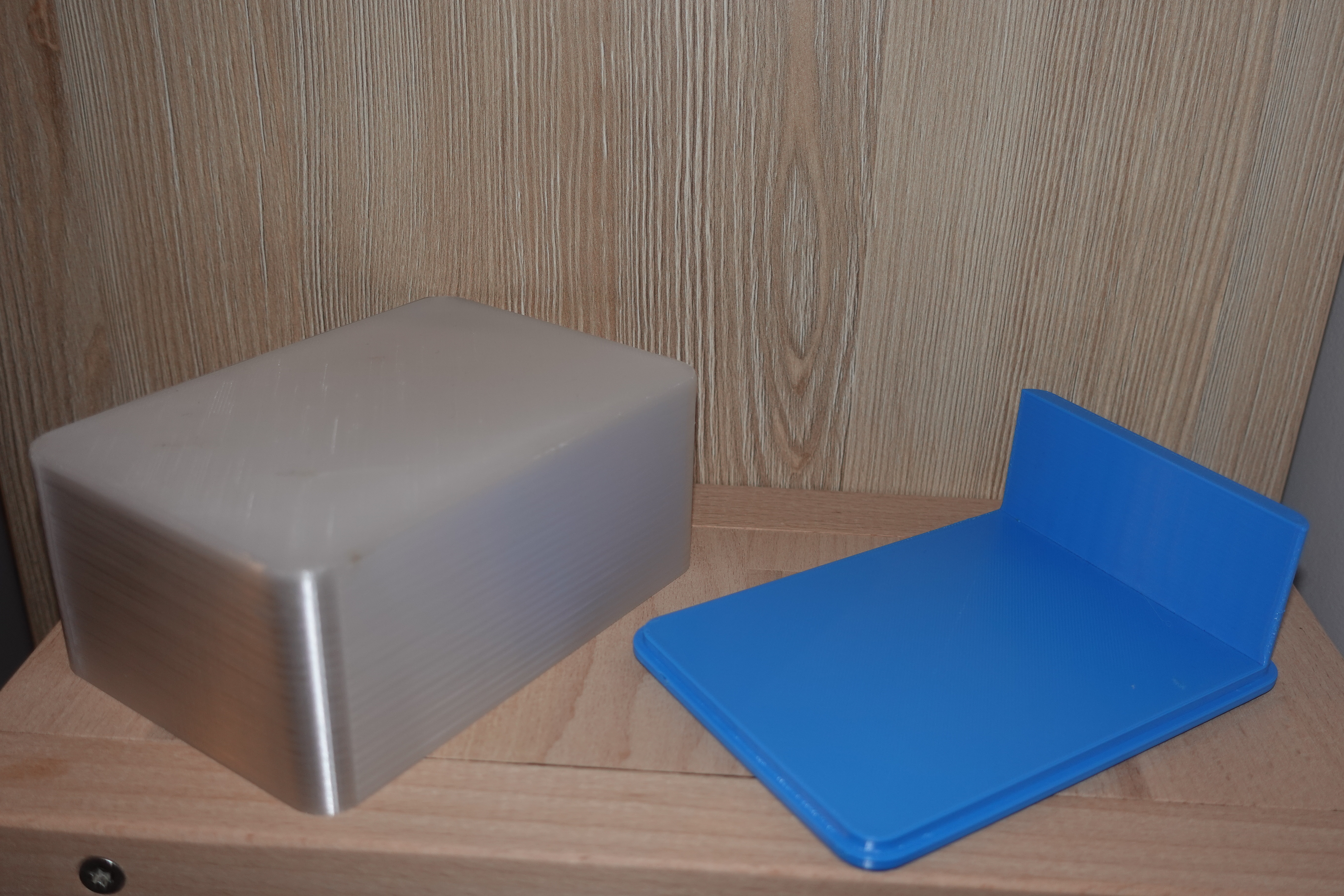 Butter dish with anti-slip wall