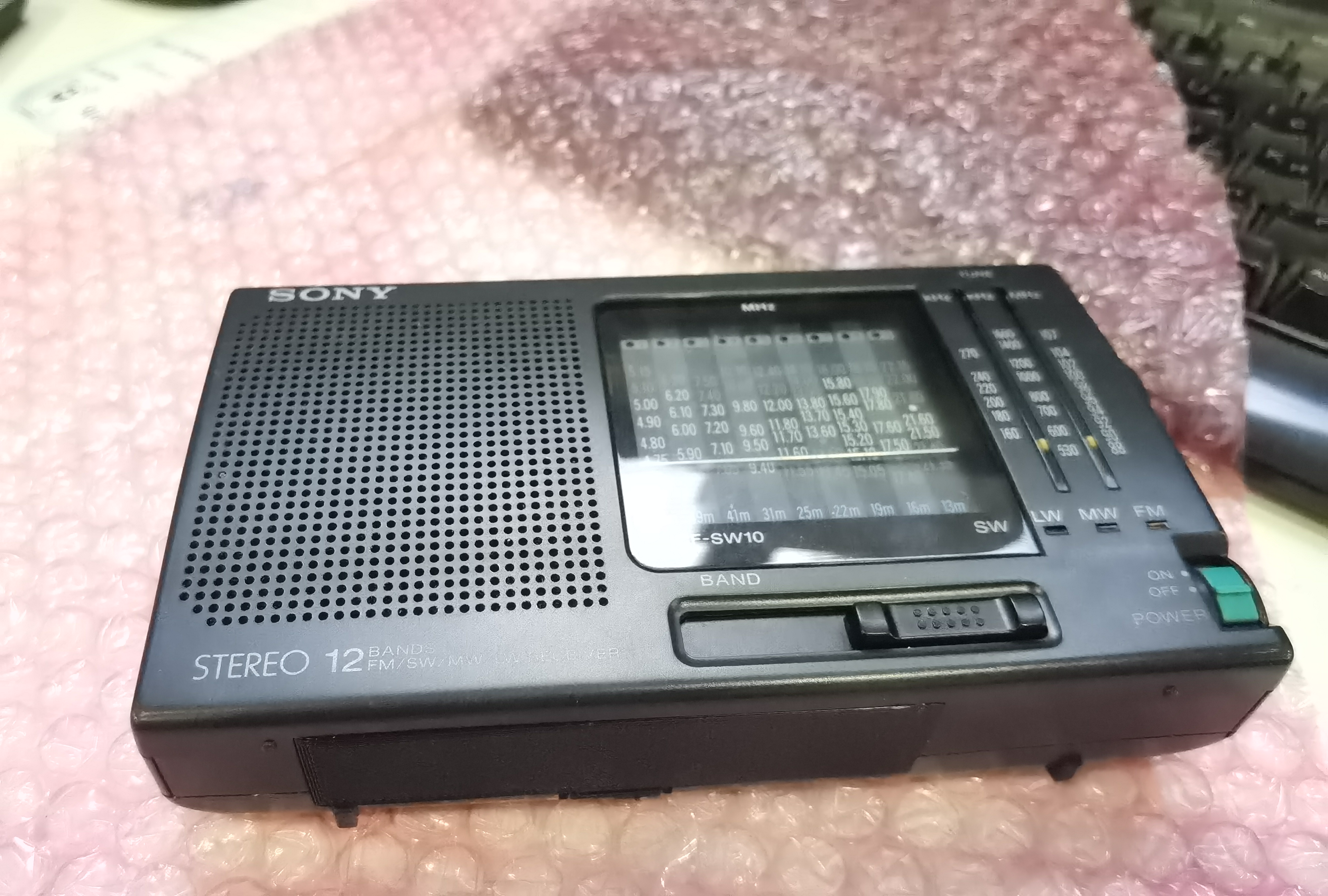 Sony ICF-SW10 Battery bay cap — miniatura 4