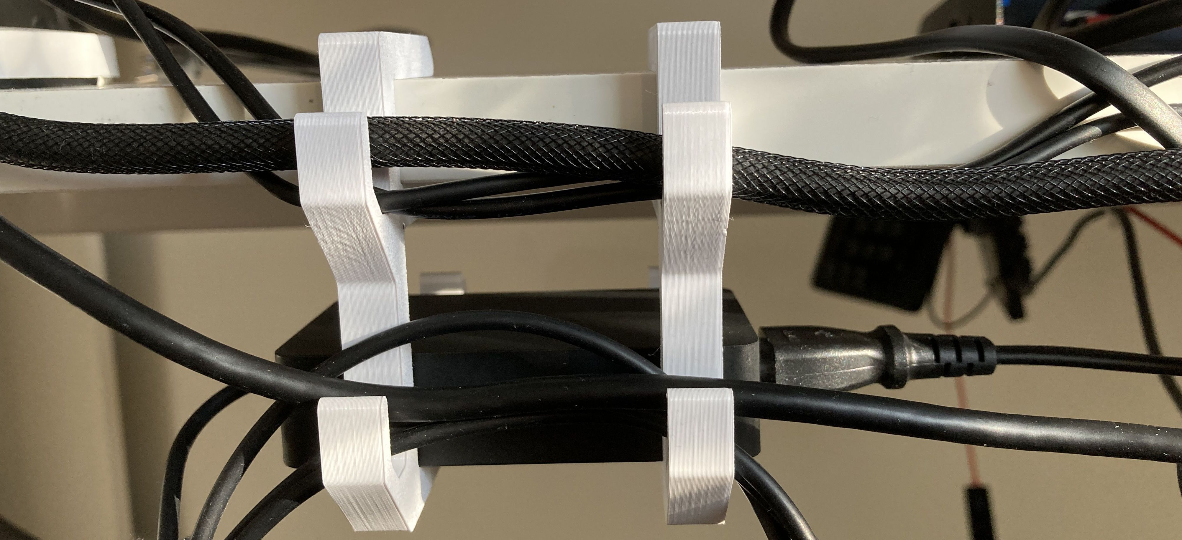 Miniatura 4 do modelo 3D Desk Mount Cable Management Bracket (parametric)