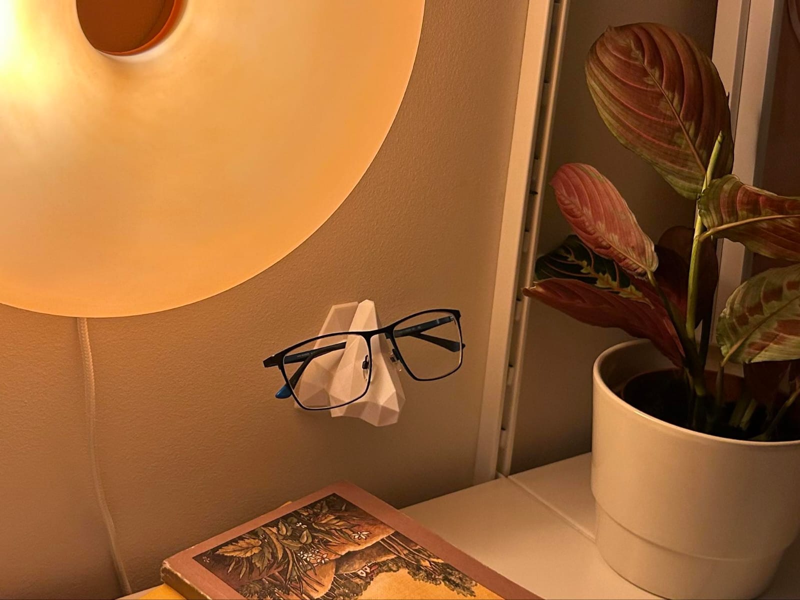 Low-poly nose glasses holder