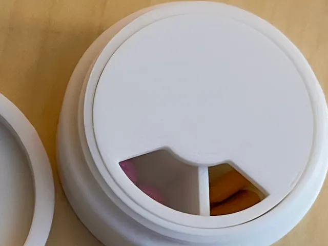 Tri-jar: 3 compartment pill holder