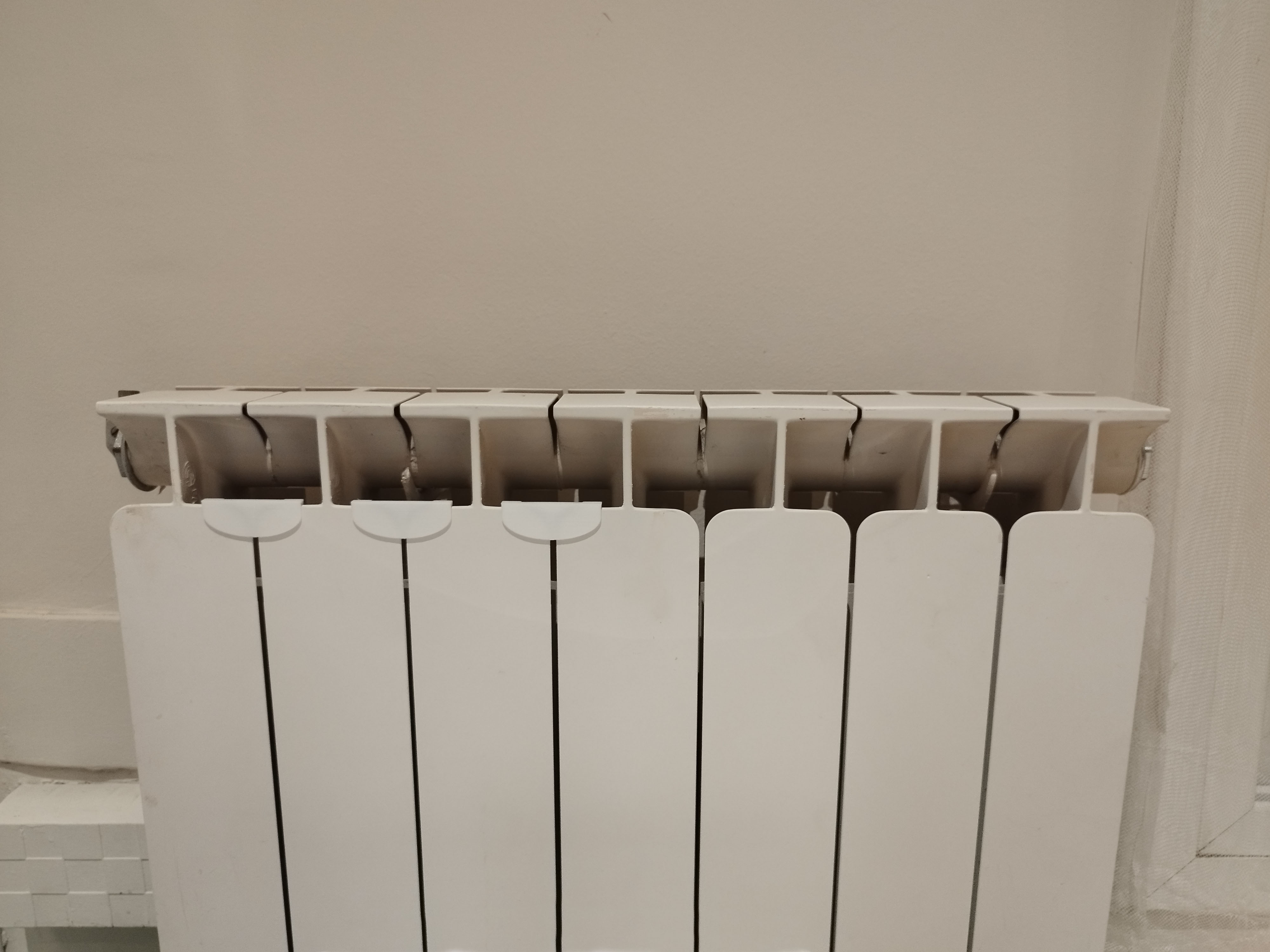 Radiator protector for the paws of cats