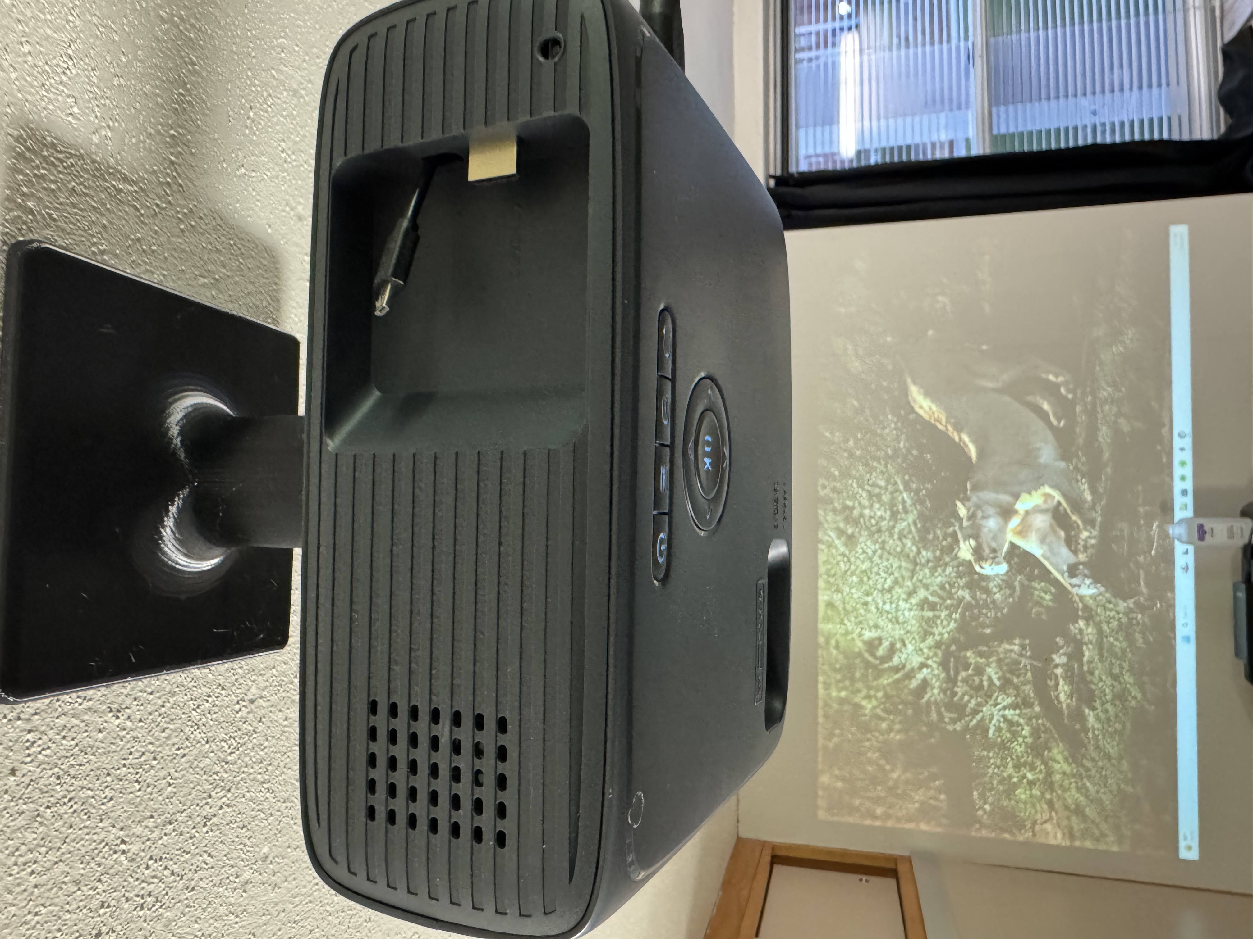Miniatura 4 do modelo 3D Projector Ceiling Mount