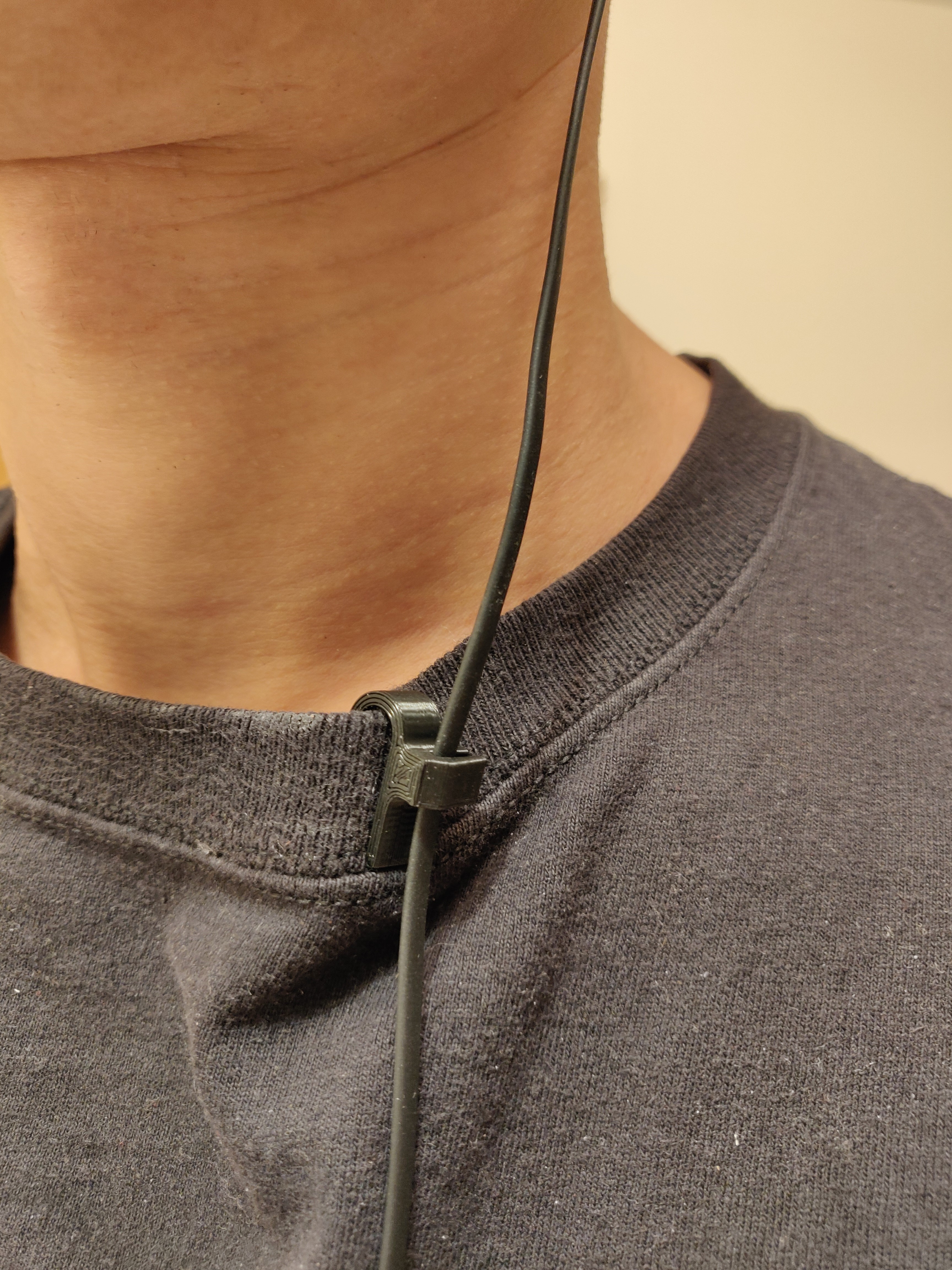 Earbud/headphone Shirt Clip
