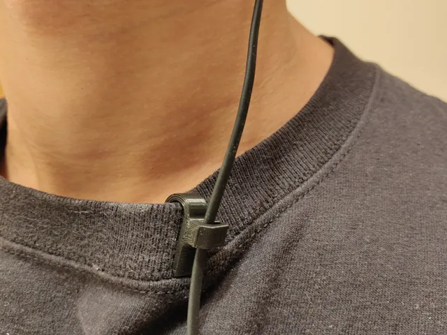 Earbud/headphone Shirt Clip