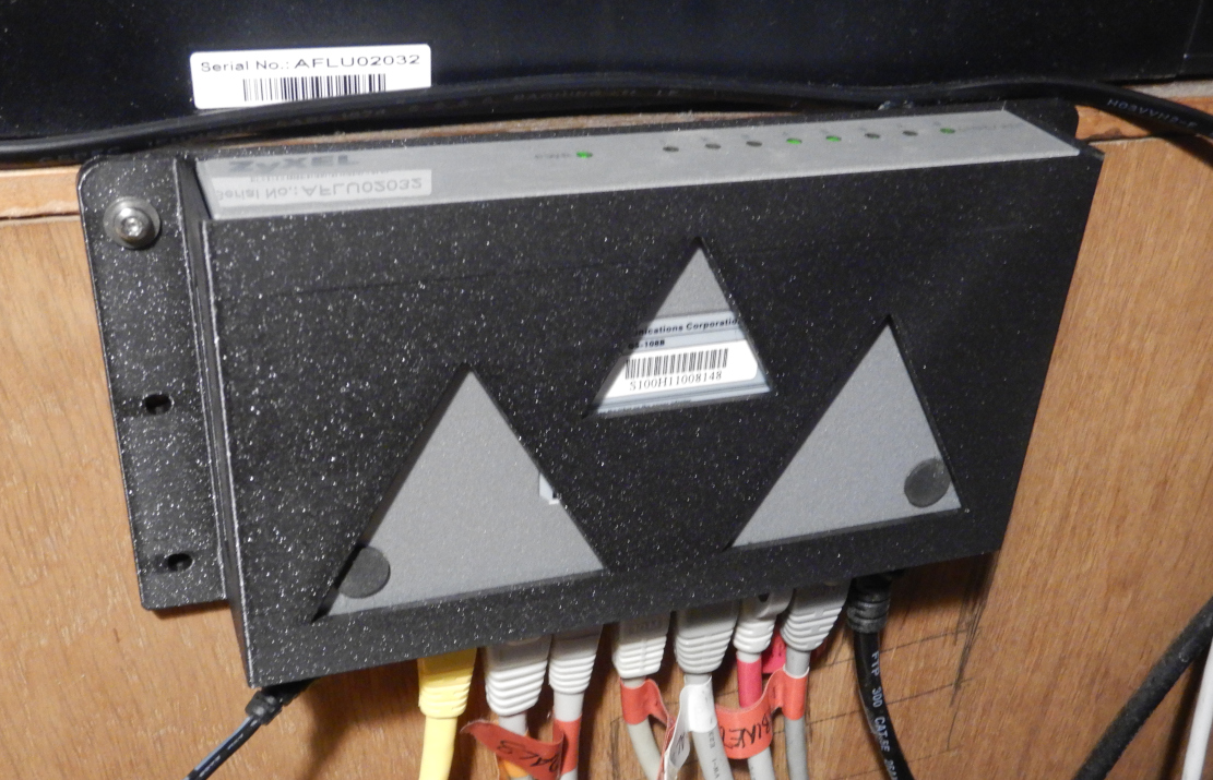Wandhalterung für ZyXel GS-108B 8-fach Router; Wall mount for ZyXel GS-108B 8-port router
