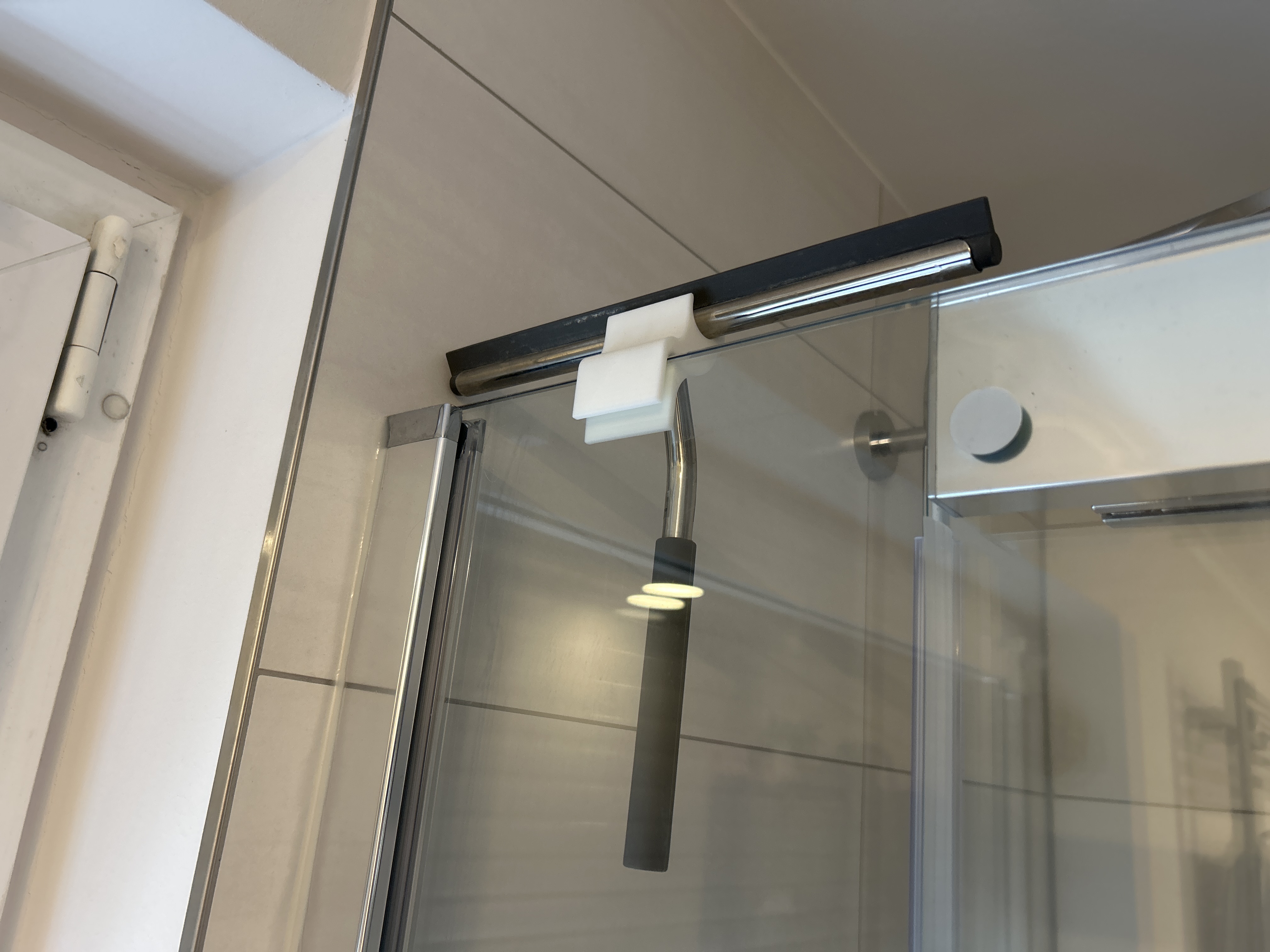 Miniatura 2 do modelo 3D Shower Squeegee holder offset