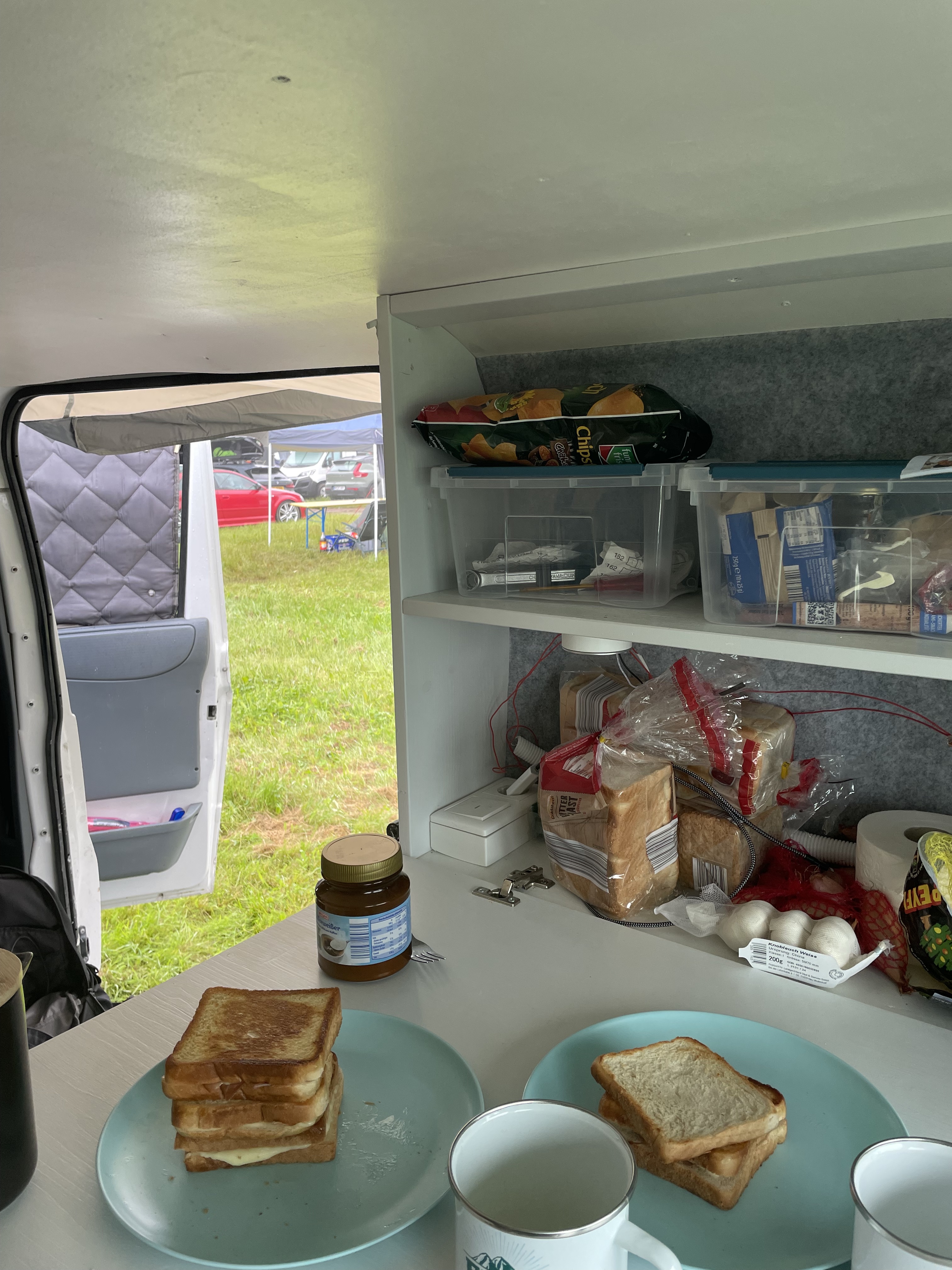 Lampholder and sockets for a van