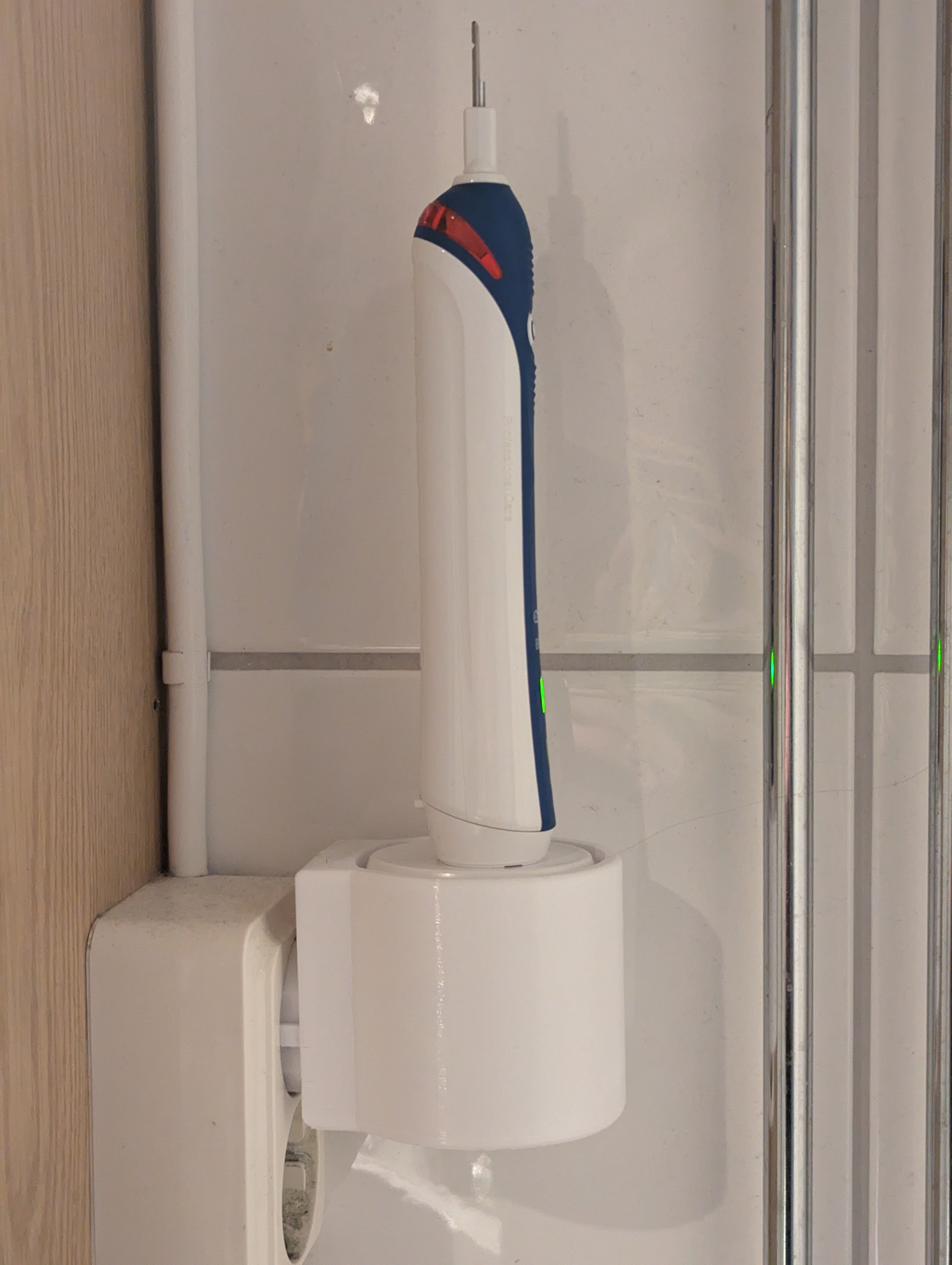 Oral B Steckdosenhalter with less supports and shorter 3D model thumbnail