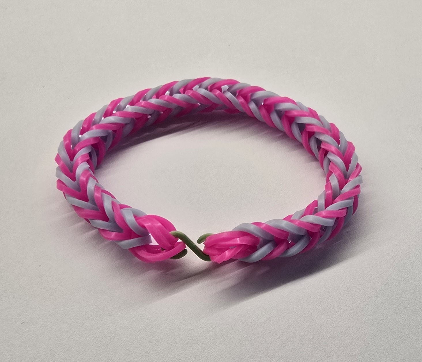 Connector for bracelets made of rubber bands