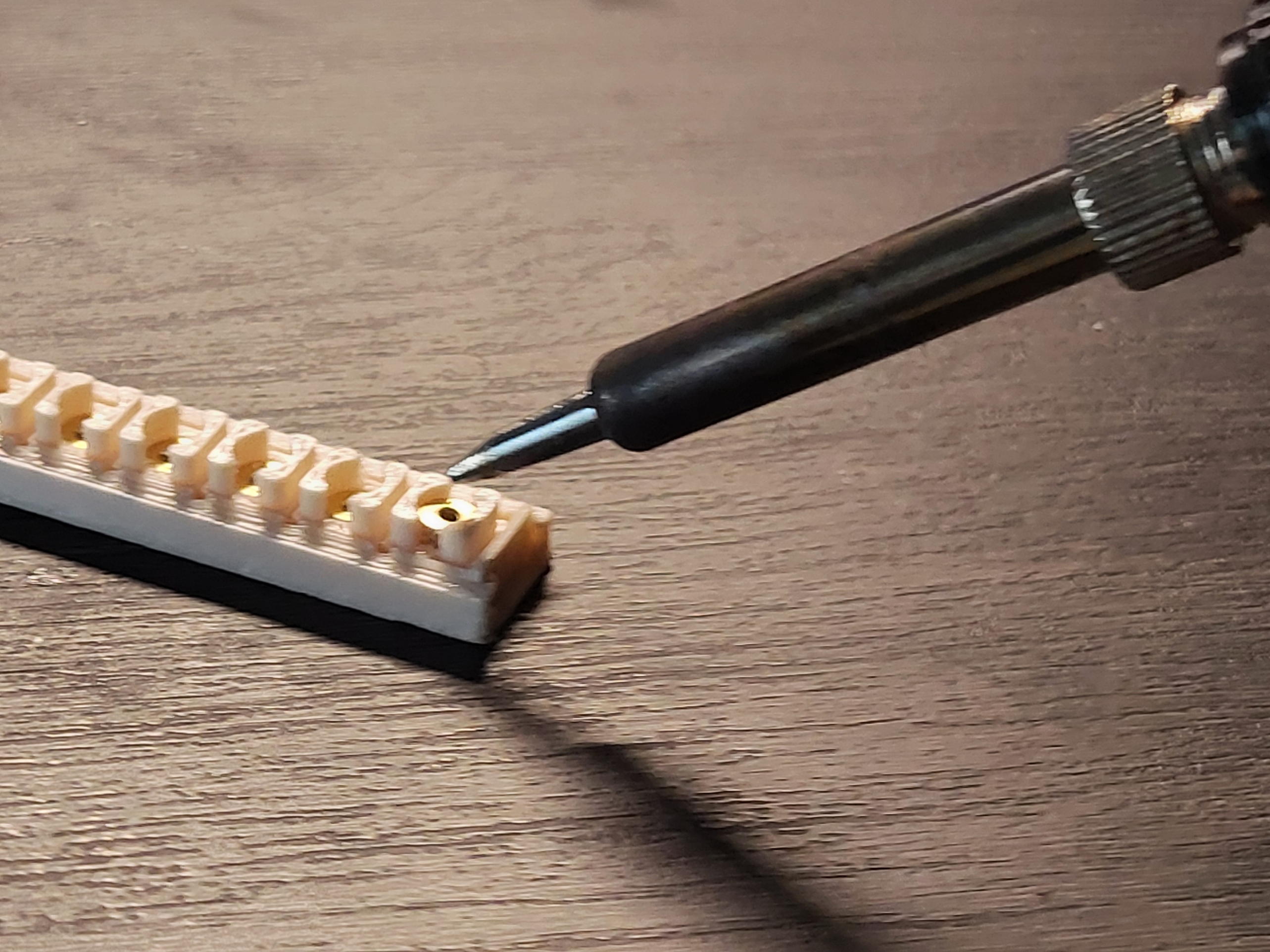 Customizable terminal block for electronics — miniatura 10