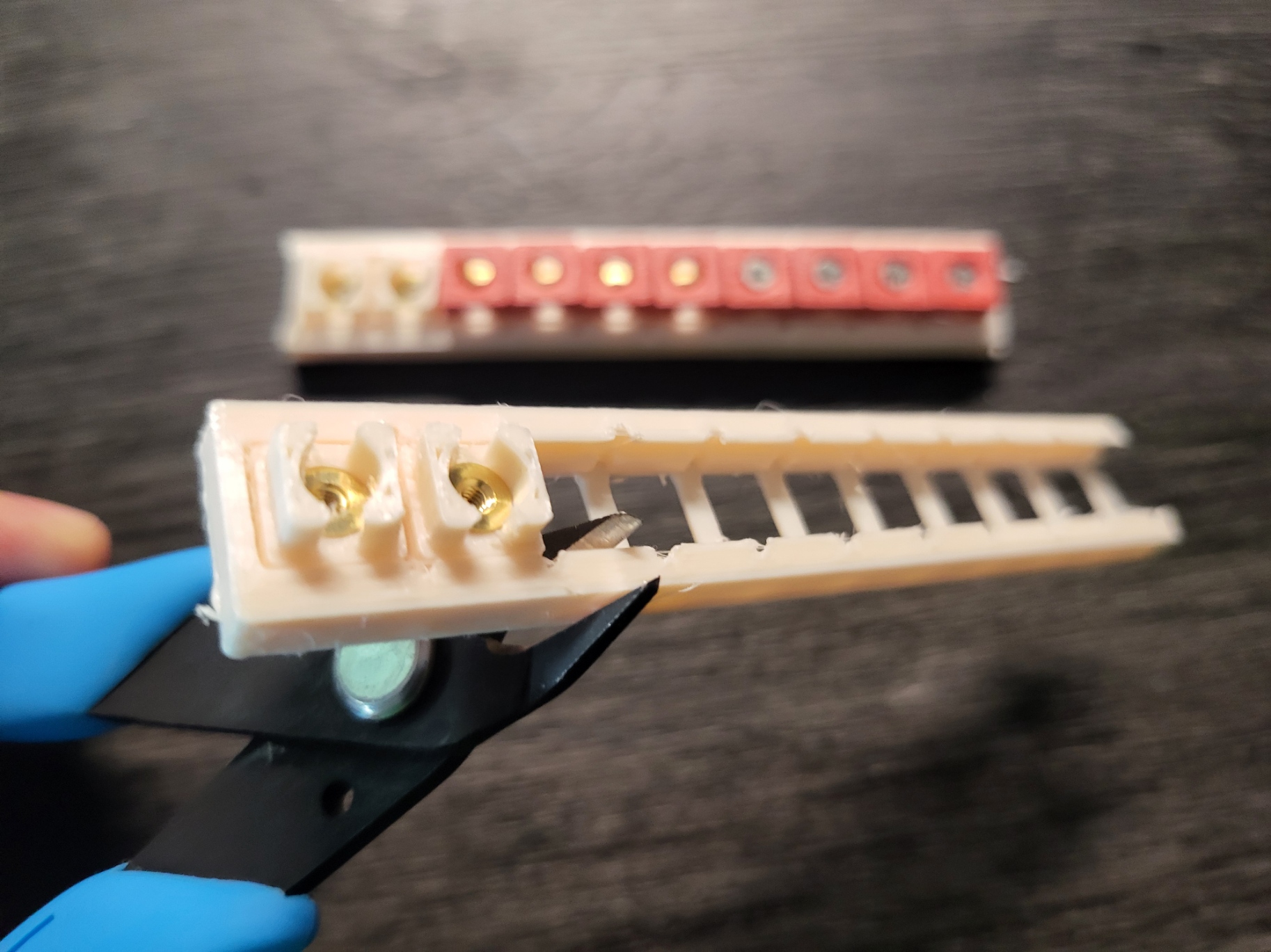 Customizable terminal block for electronics — miniatura 12