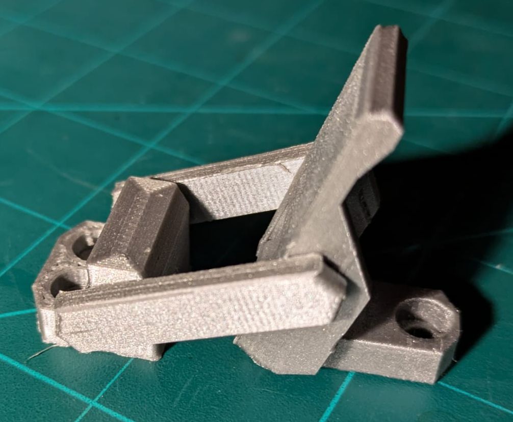 Toggle latch