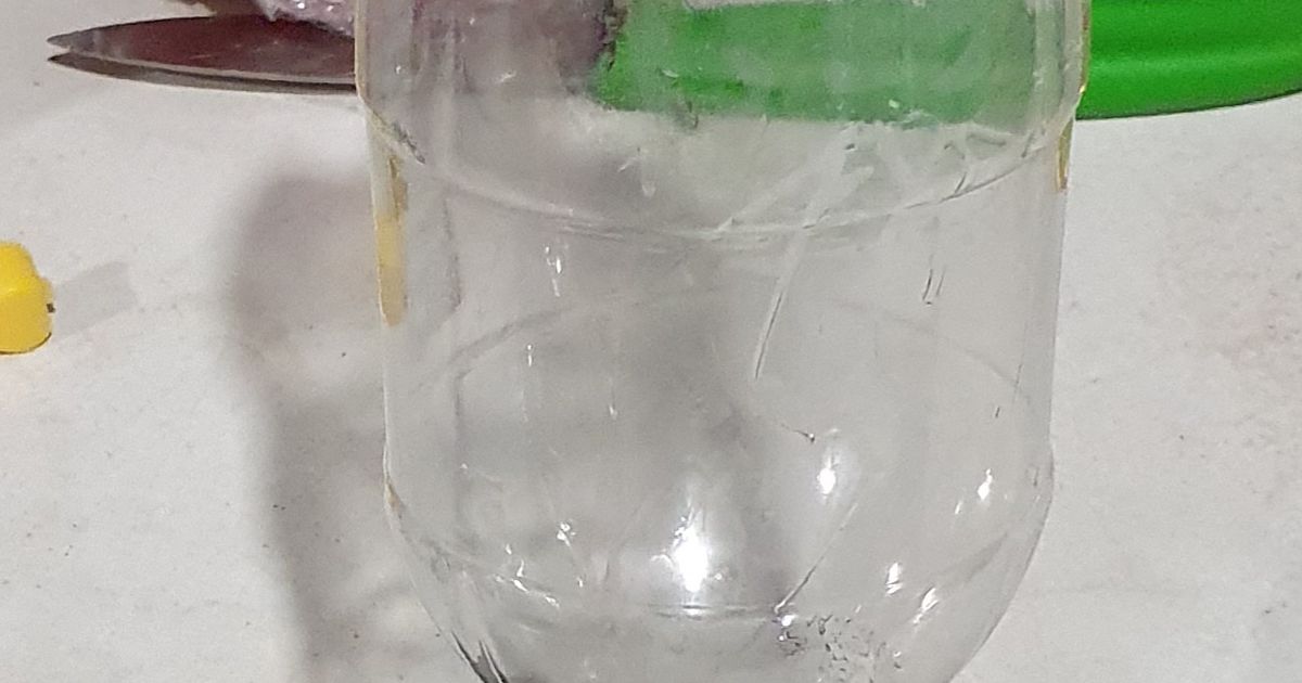 Automatic fish feeder with bottle hopper and SG90 Adapter by