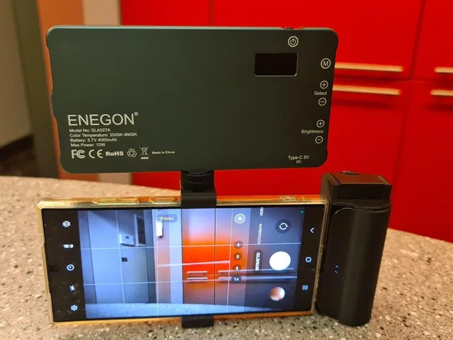 Grip with power bank for smartphone
