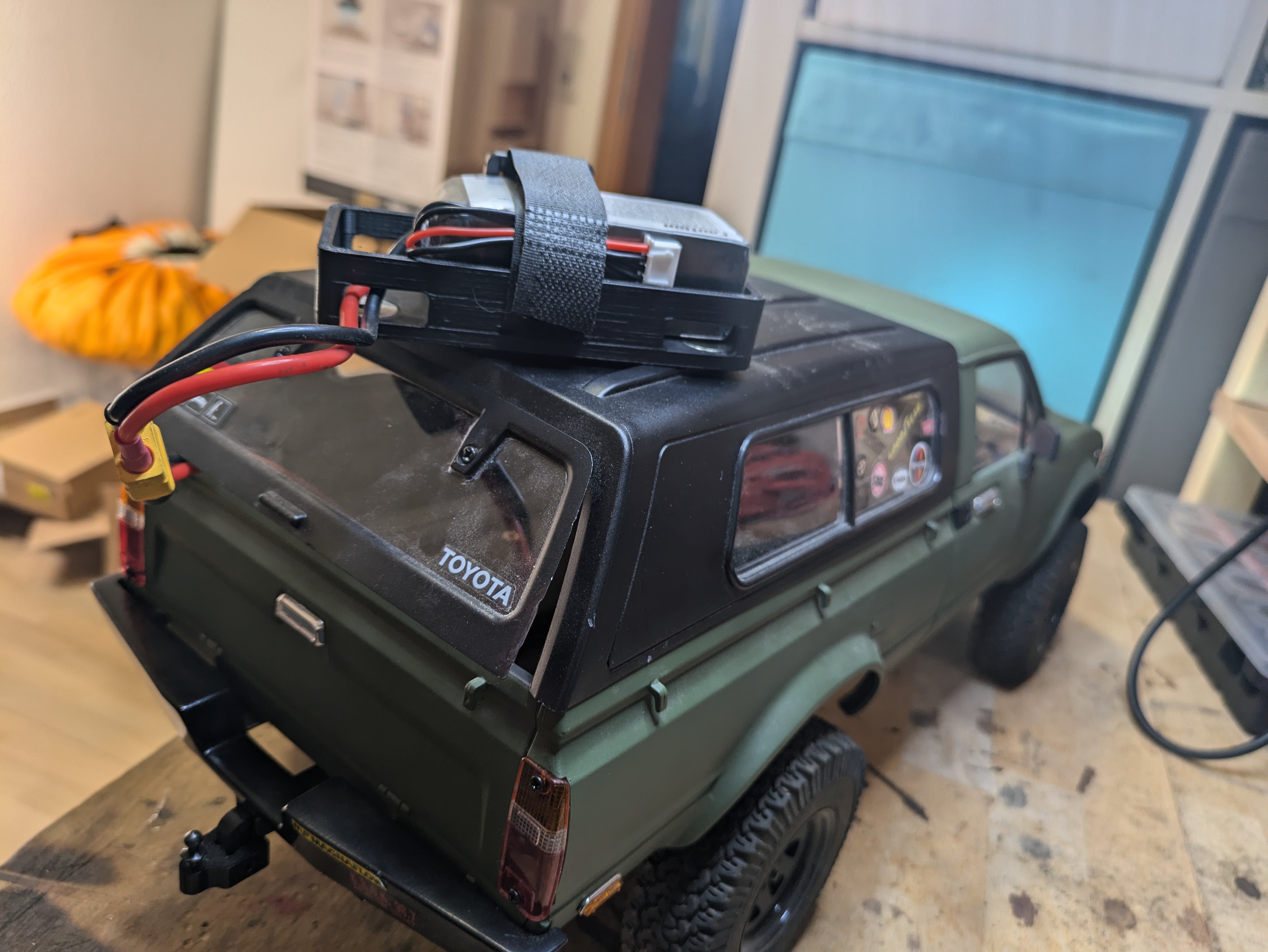 Throw In Magnetic Battery Holder / for 1:10 Scale Crawler Trunk / Update 15.08.2026 - New Sice