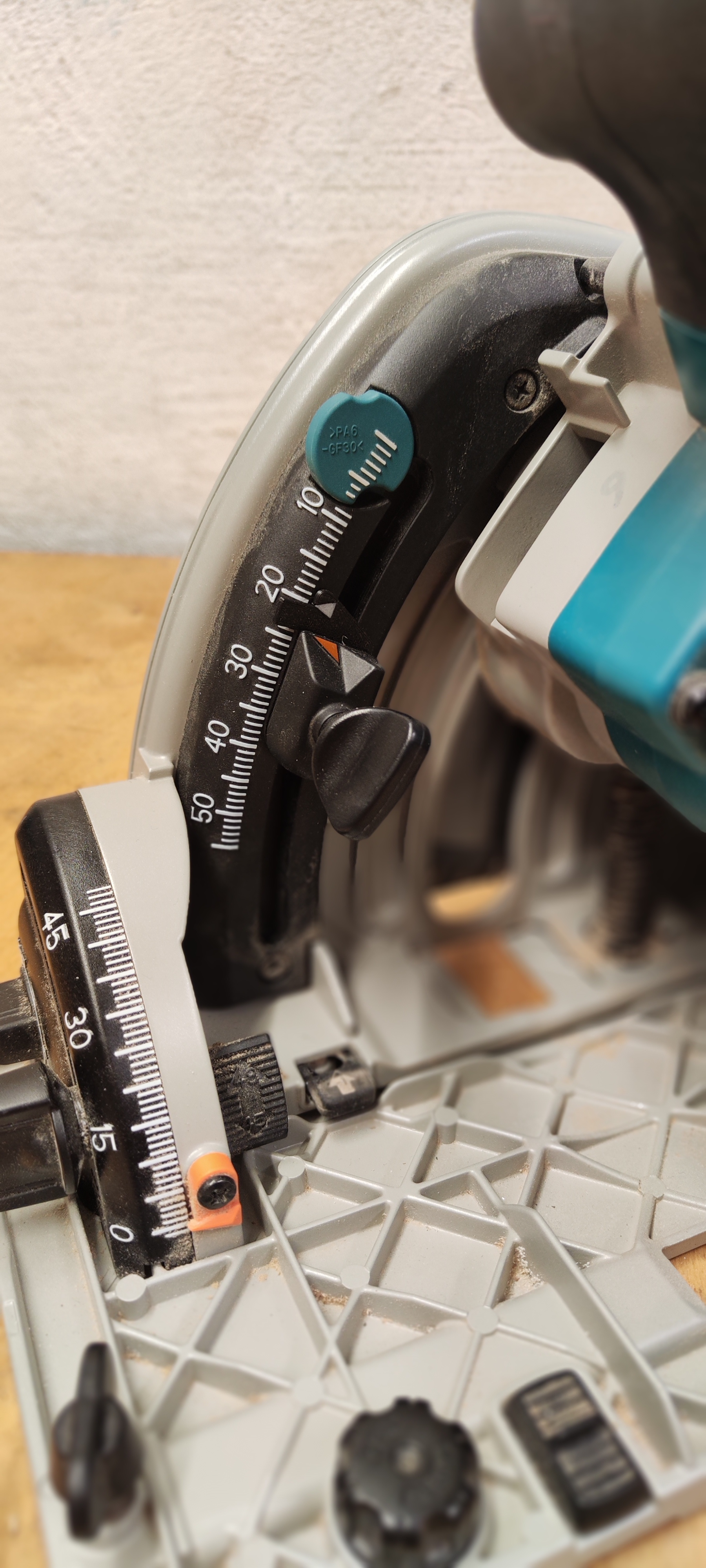 Makita SP6000J plunge saw depth stop